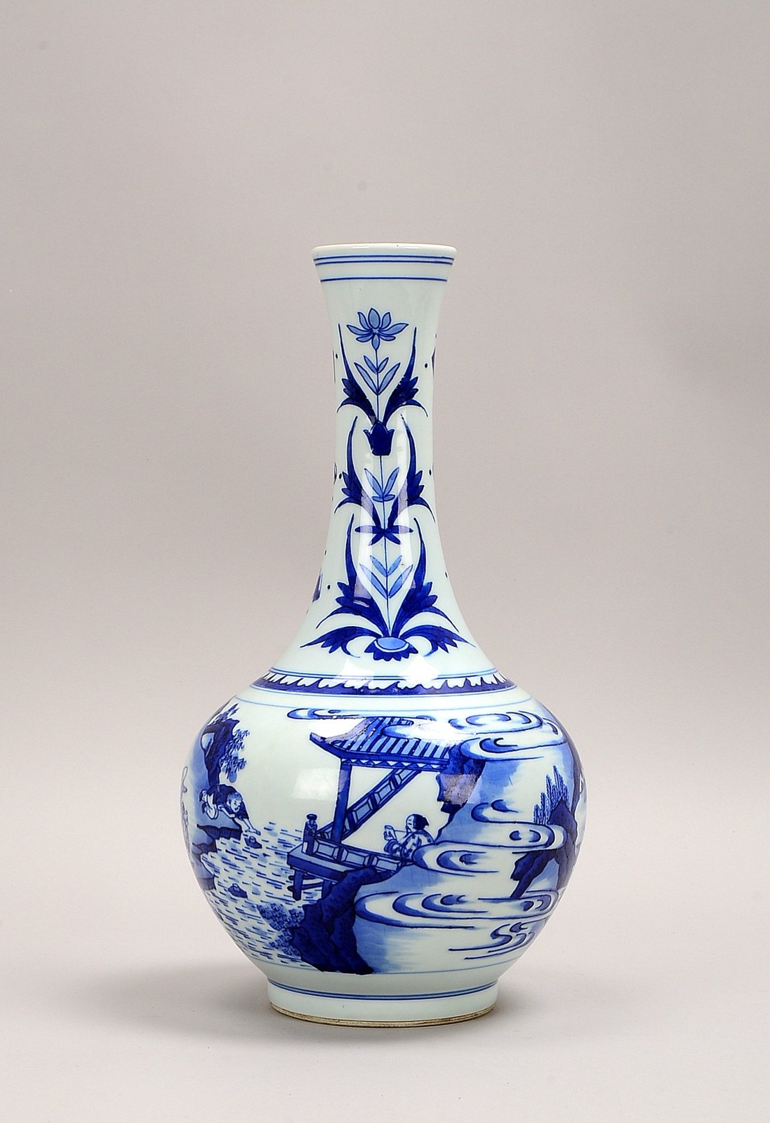 Porzellanvase (China), Langhals, Korpus umlaufend mit blauem Unterglasur-Dekor