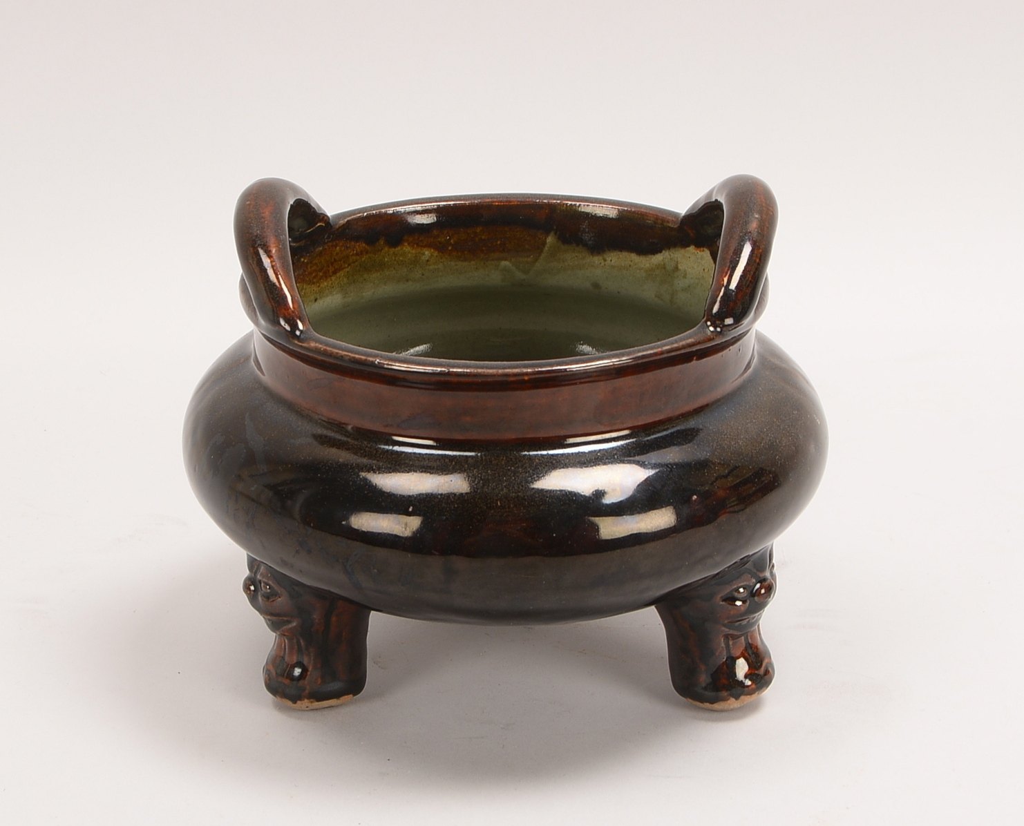 Räuchergefäß (China, Qing-Dynastie), Steinzeug mit schwarzer Glasur, auf Tripod