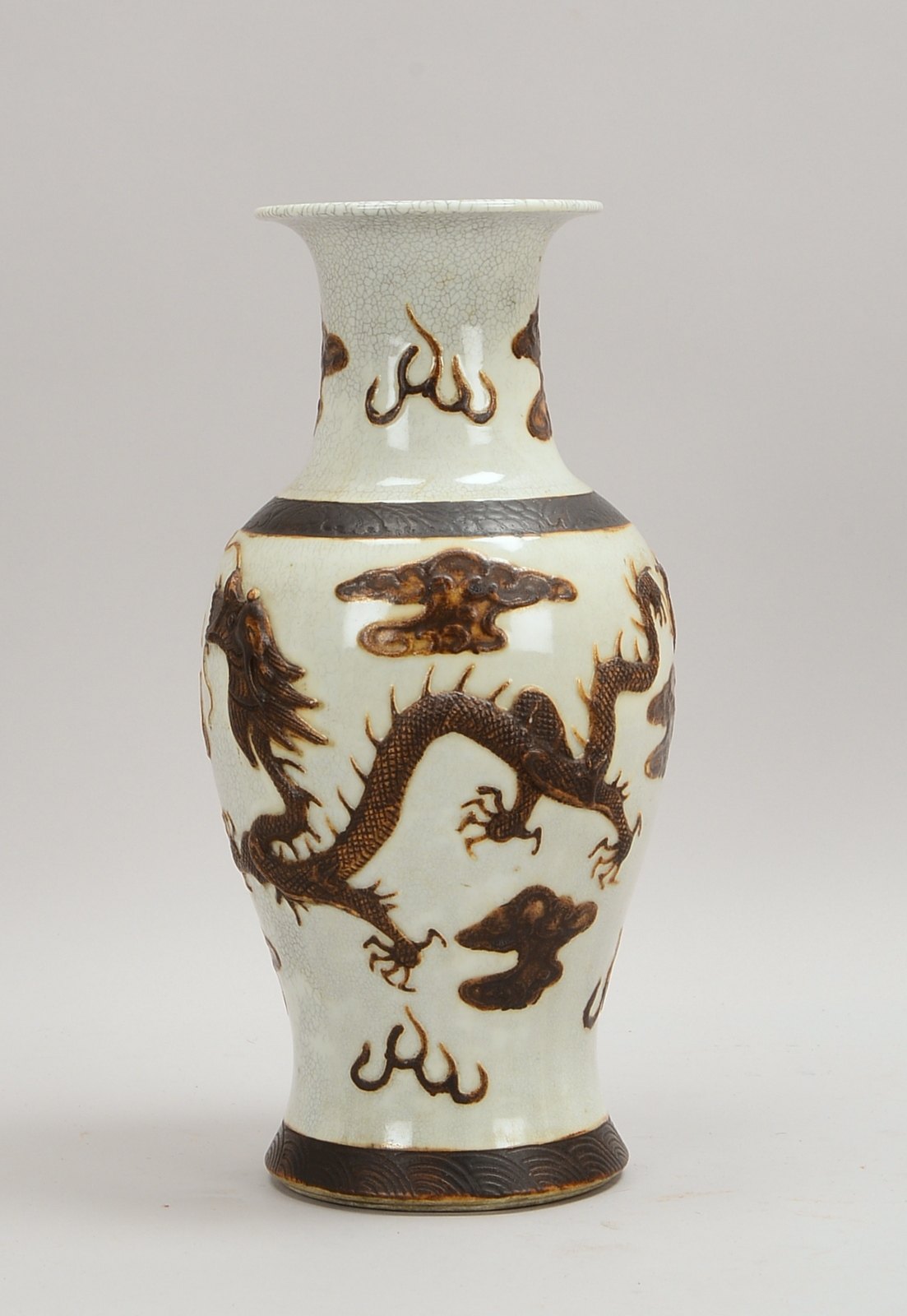 Porzellanvase (China, Chenghua-Ära), Glasur mit Cracquelé, umlaufend Drachendekor