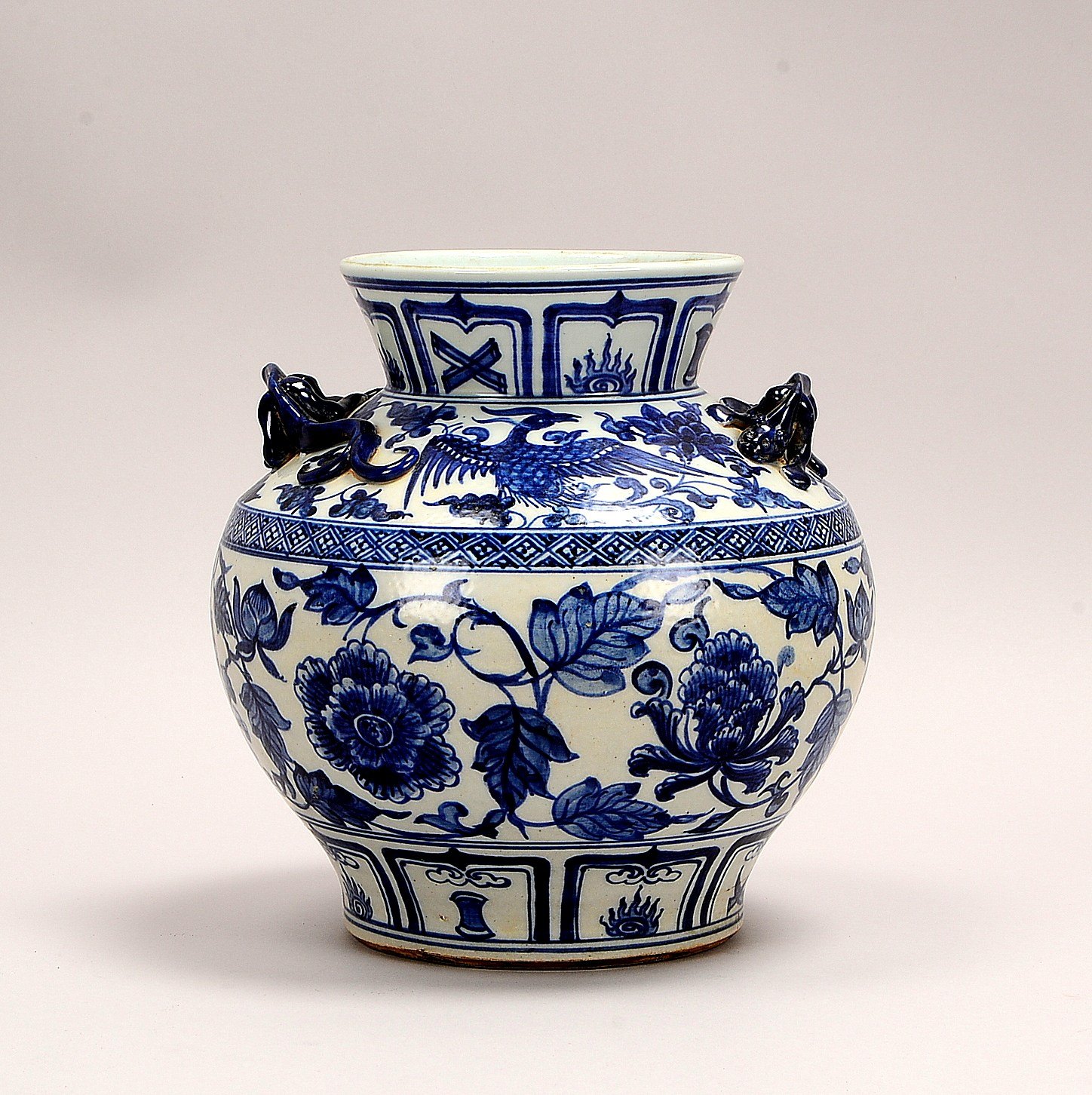 Porzellanvase (Sechs-Zeichen-Marke im Doppelring), blaues Unterglasurdekor, 2x Applikation