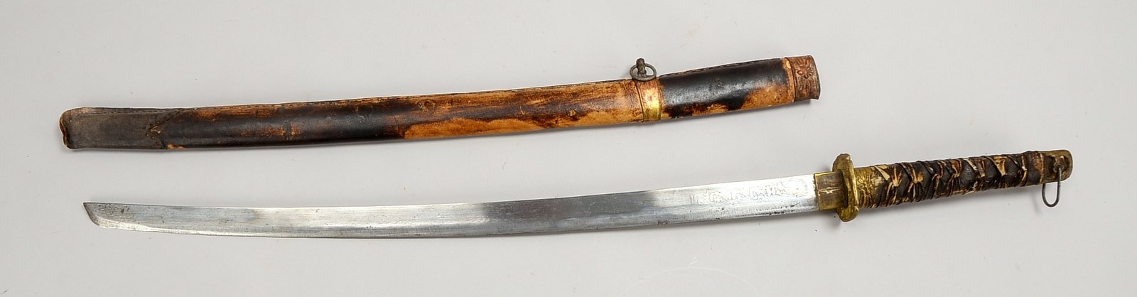 Katana-Schwert (Japan, um 1900), Eisenklinge, Griff mit Leder, Bronze-Tsuba