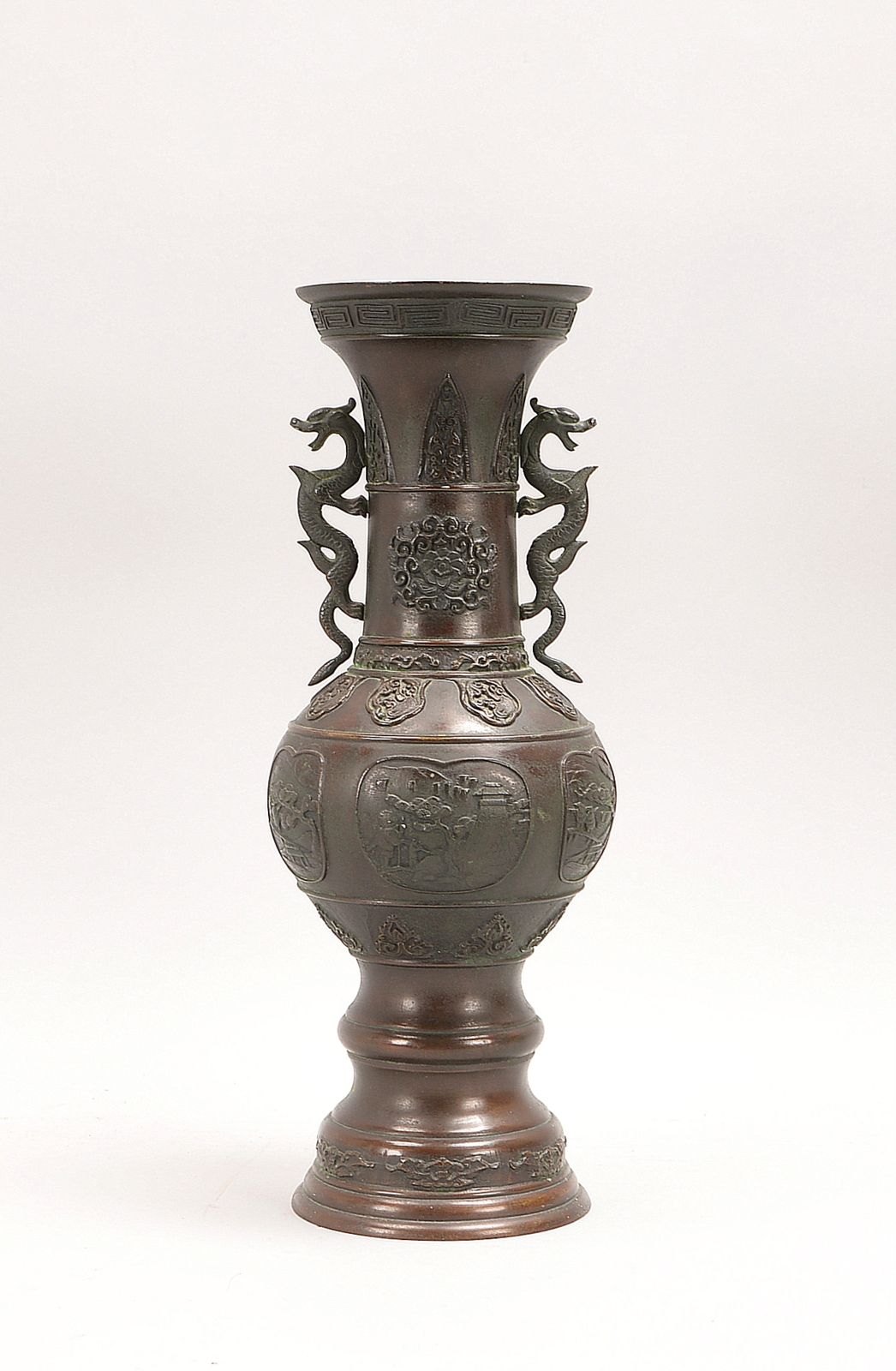 Balustervase (China), Bronze, Kartuschen/Reliefdekor, 2x figürl. Handh.