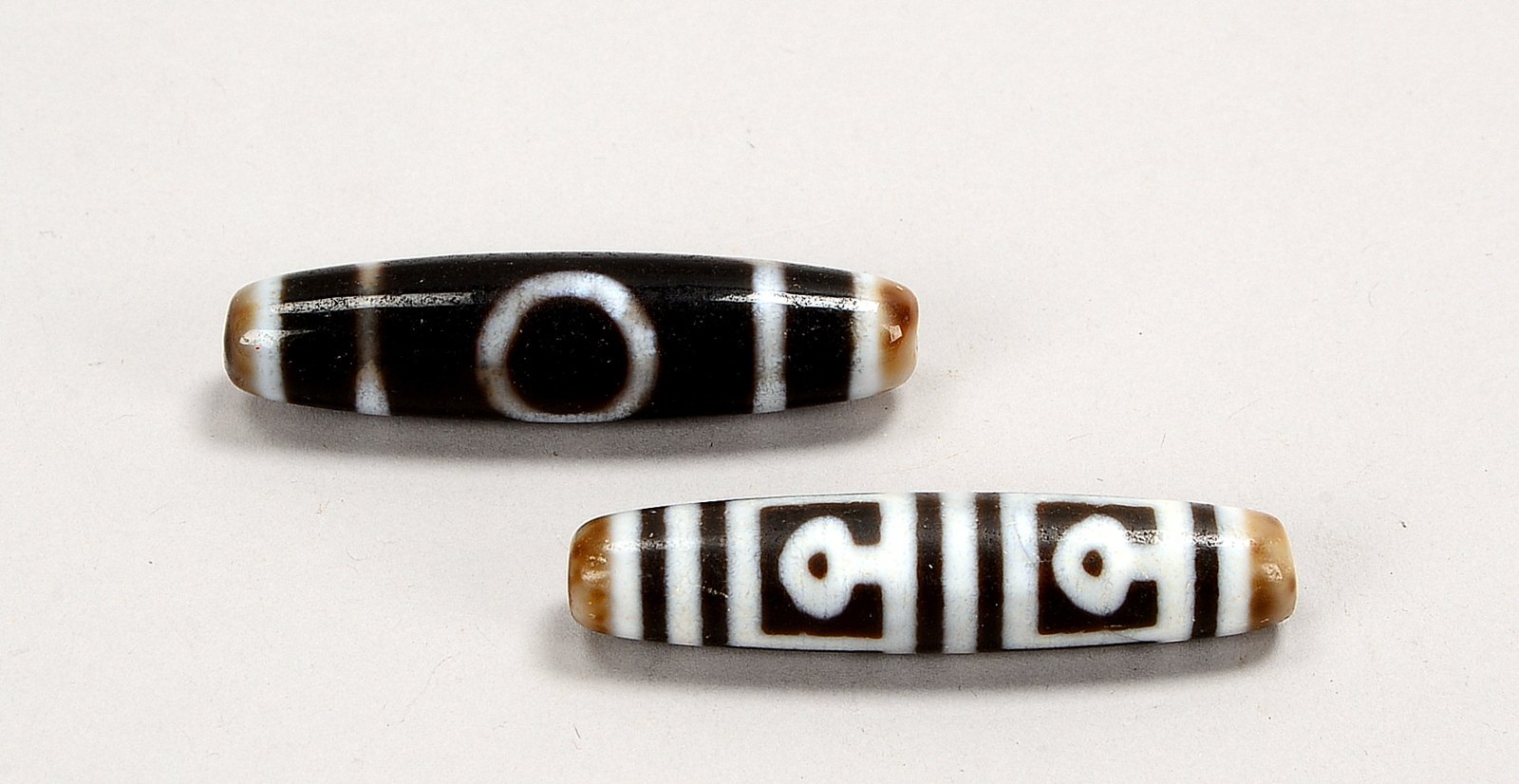2 Anhänger (Tibet), Augenachat, verschiedene Ausf.: 1x 1 'Auge'/1x 4 'Augen'