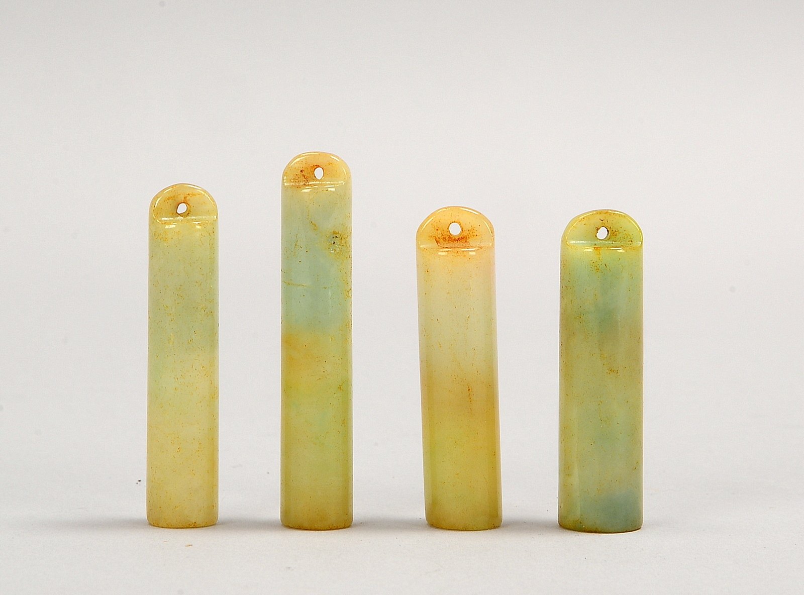 4 Fächergriffe (China), Jade, zylindrische Form, jeweils mit einzelner Durchbohrung