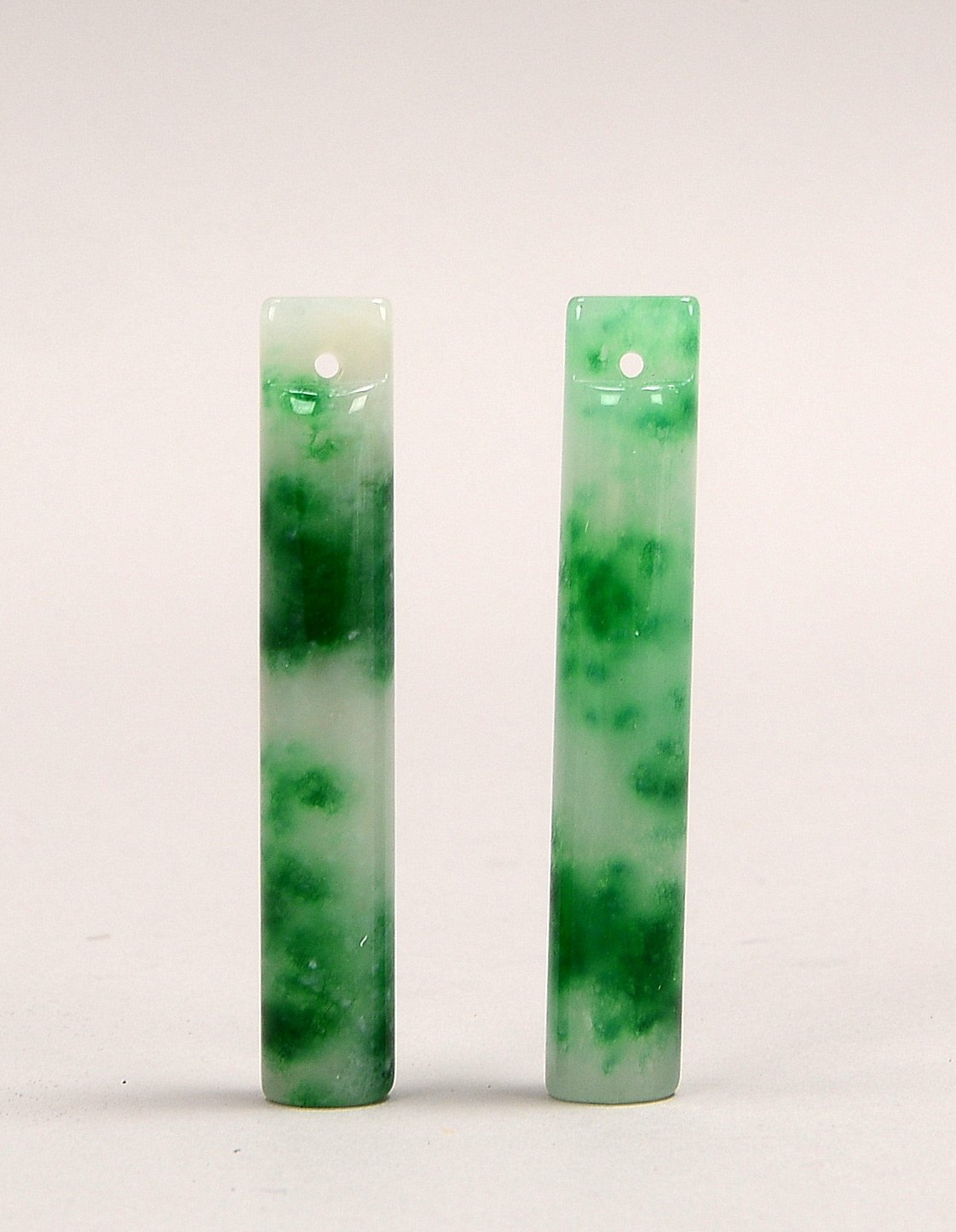 2 Fächergriffe (China), Jade, zylindrische Form, jeweils mit einzelner Durchbohrung