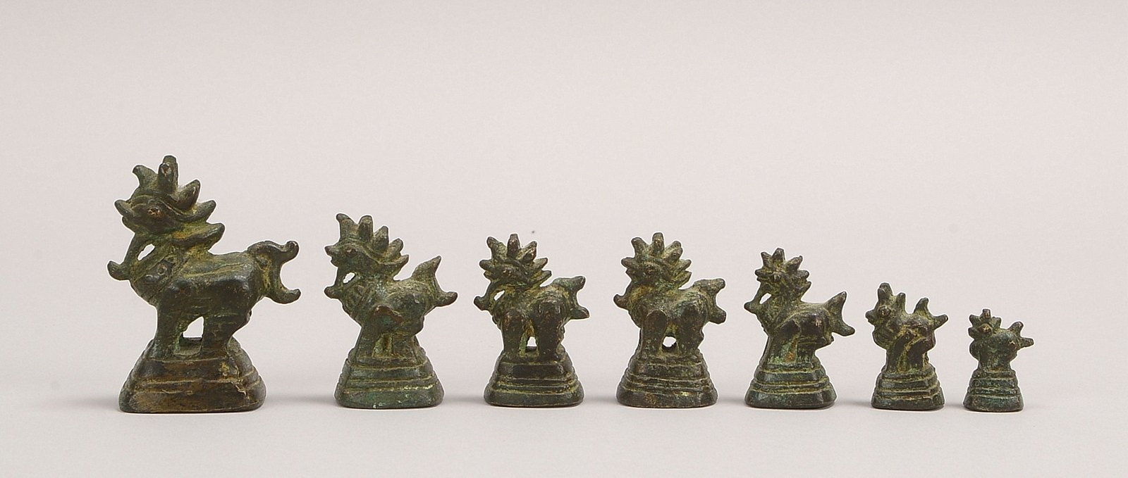 Satz Opiumgewichte (Burma/Myanmar), Bronze patiniert, 'Mythische Figuren', 7 Stück