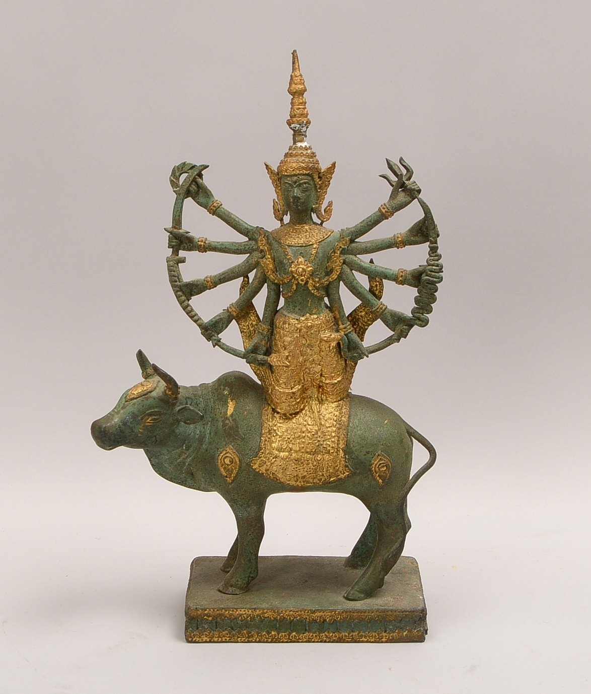 Bronzeskulptur (Indonesien), 'Gottheit auf Büffel' - 5-armige Figur, grün/goldfarben