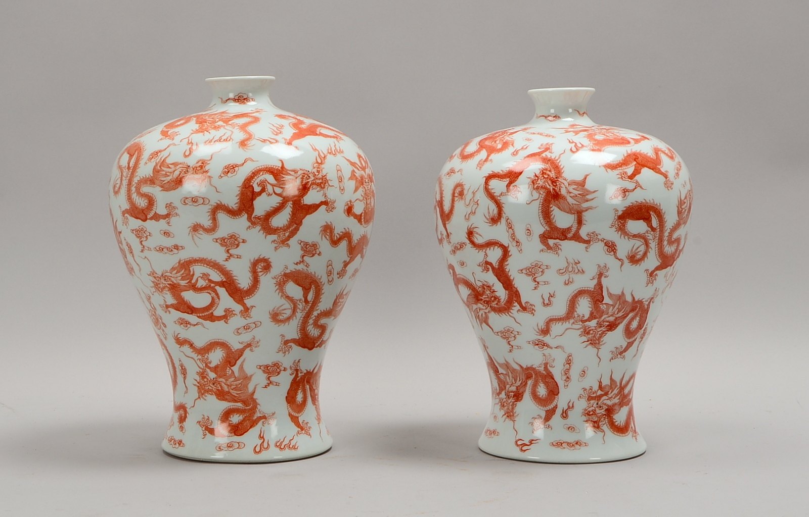 Paar Porzellanvasen (China, mit Vier-Zeichen-Marke), Drachenmotive in Eisenrot
