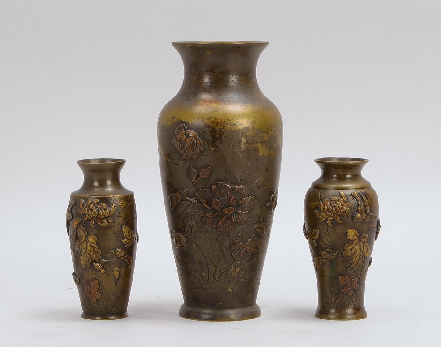 3 antike Vasen (China), Bronze, versch. Ausf., reliefierte Ornamente/florale Motive