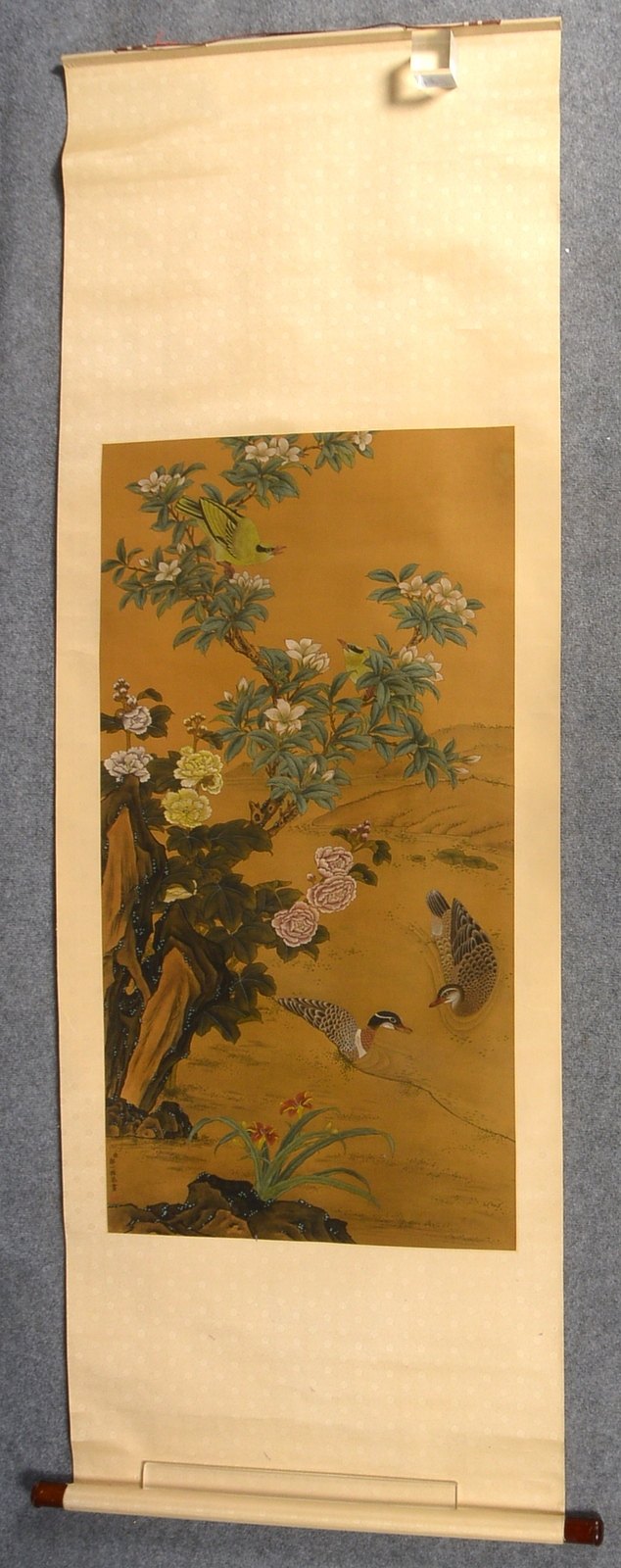 Rollbild (China), 'Landschaftsmotiv mit Blüten- und Vogeldarstellungen', Tusche auf Seide/auf Papier