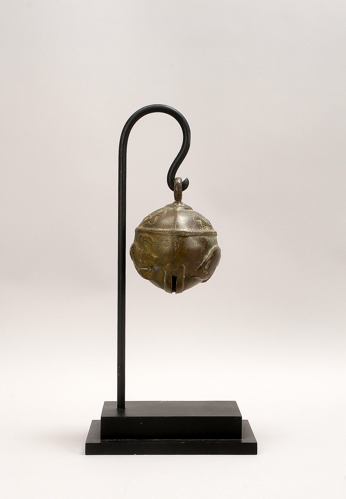 Bronze-Glocke (Indien), mit figürlichem Dekor ('Elefanten'), Glocke im Ständer; Ø 12 cm