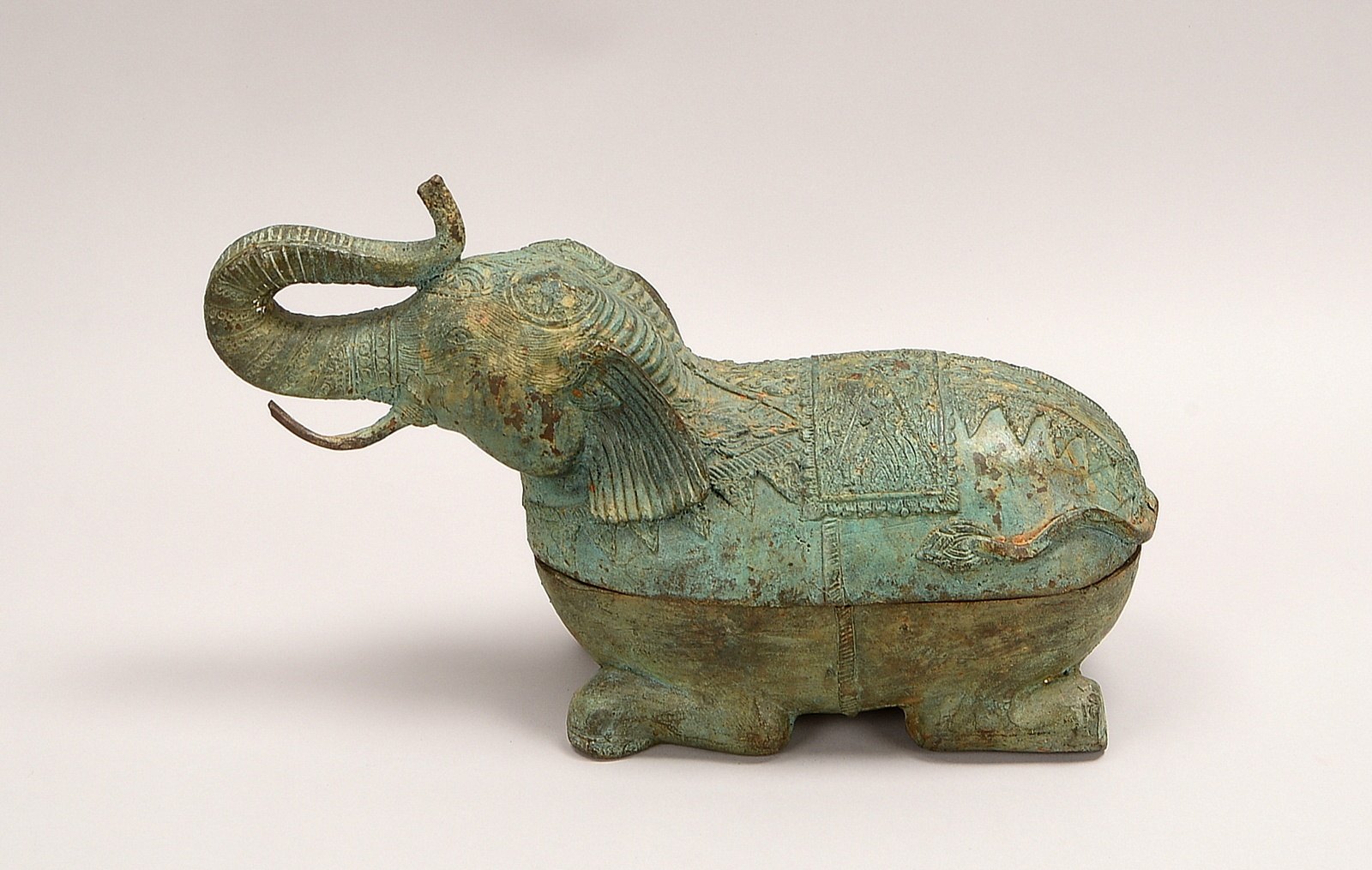 Deckelgefäß (Indien), Bronze, 'Elefant', mit grüner Patina; Höhe 24 cm, Länge 38 cm