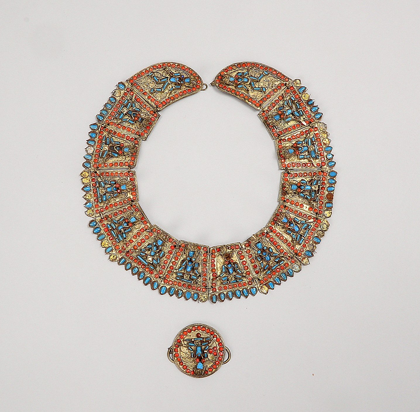 Prunkcollier (Tibet), Weißmetall, mit figürlichem Türkis- und Korallenbesatz