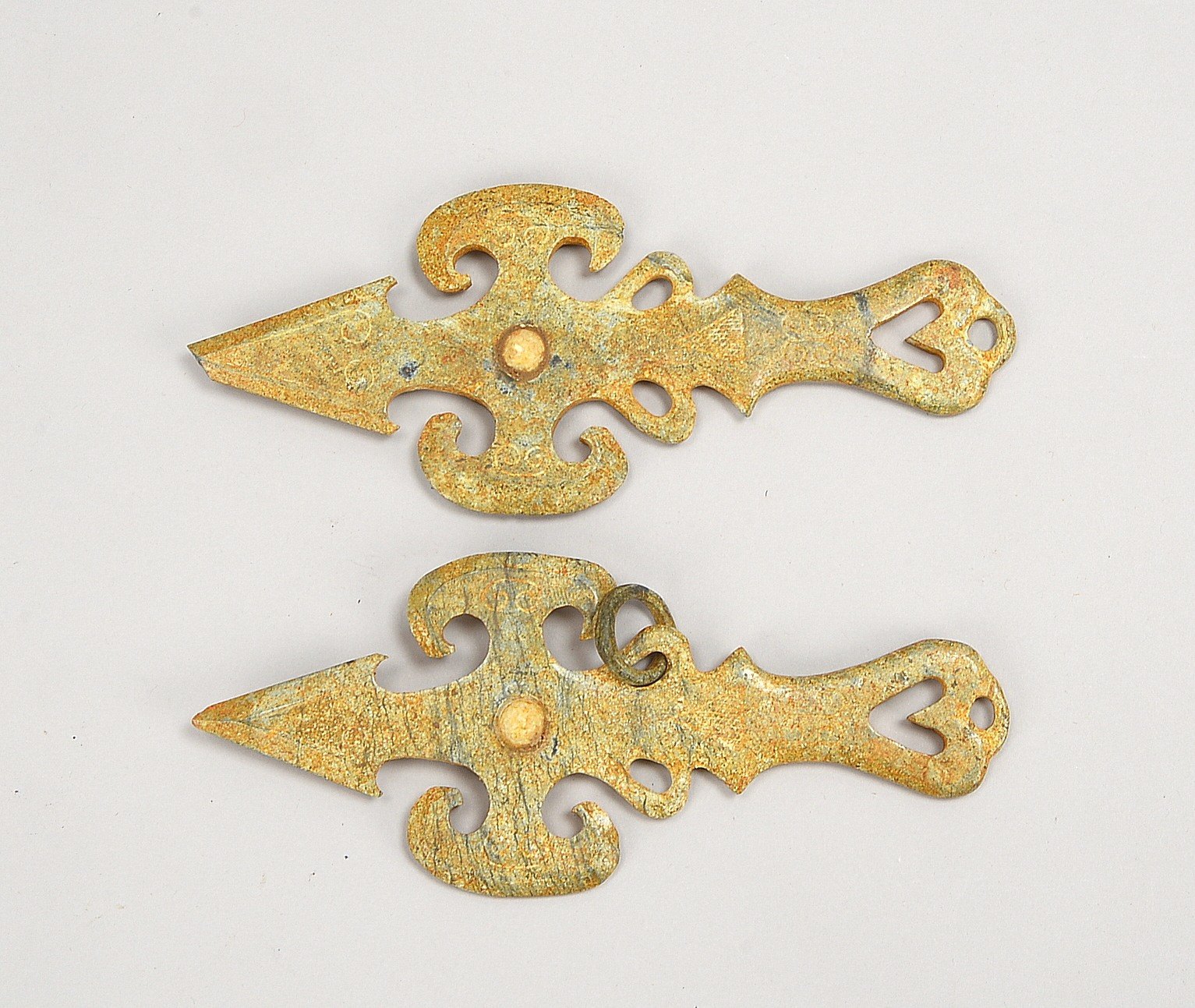 Paar Sammler-Amulette (China), Jade, archaische Form mit feiner Ziselierung