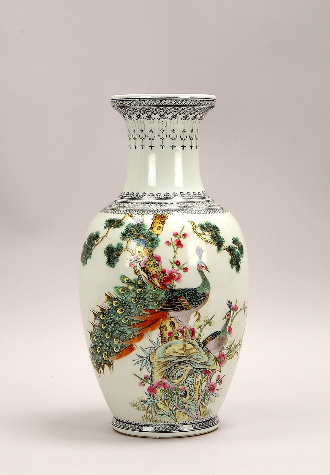 Porzellanvase (Sechs-Zeichen-Marke), Wandung mit Landschaftsdekor ('Pfau')