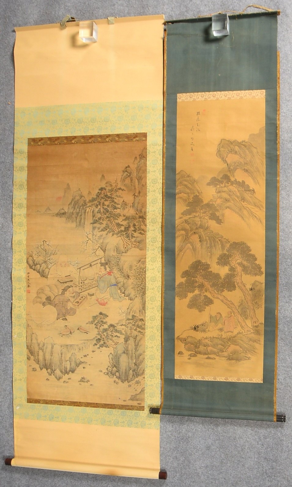 2 Rollbilder (China), 'Wanderer in Landschaft', und 'Marktszene', versch. Maße