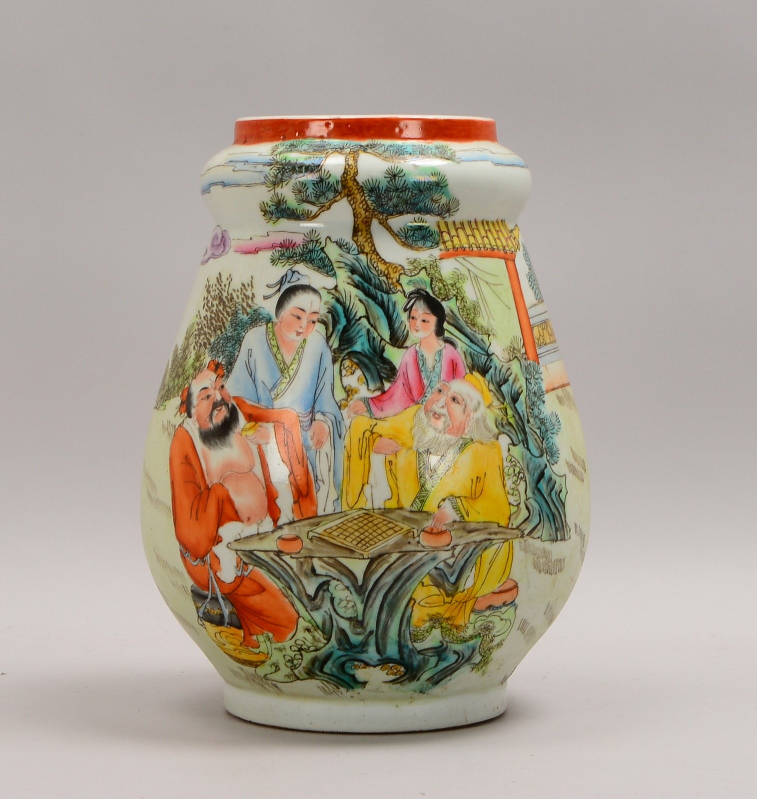Porz.-Vase (China), umlaufend mit polychr. Bemalung ('Höf. Szene'); Höhe 34,5 cm
