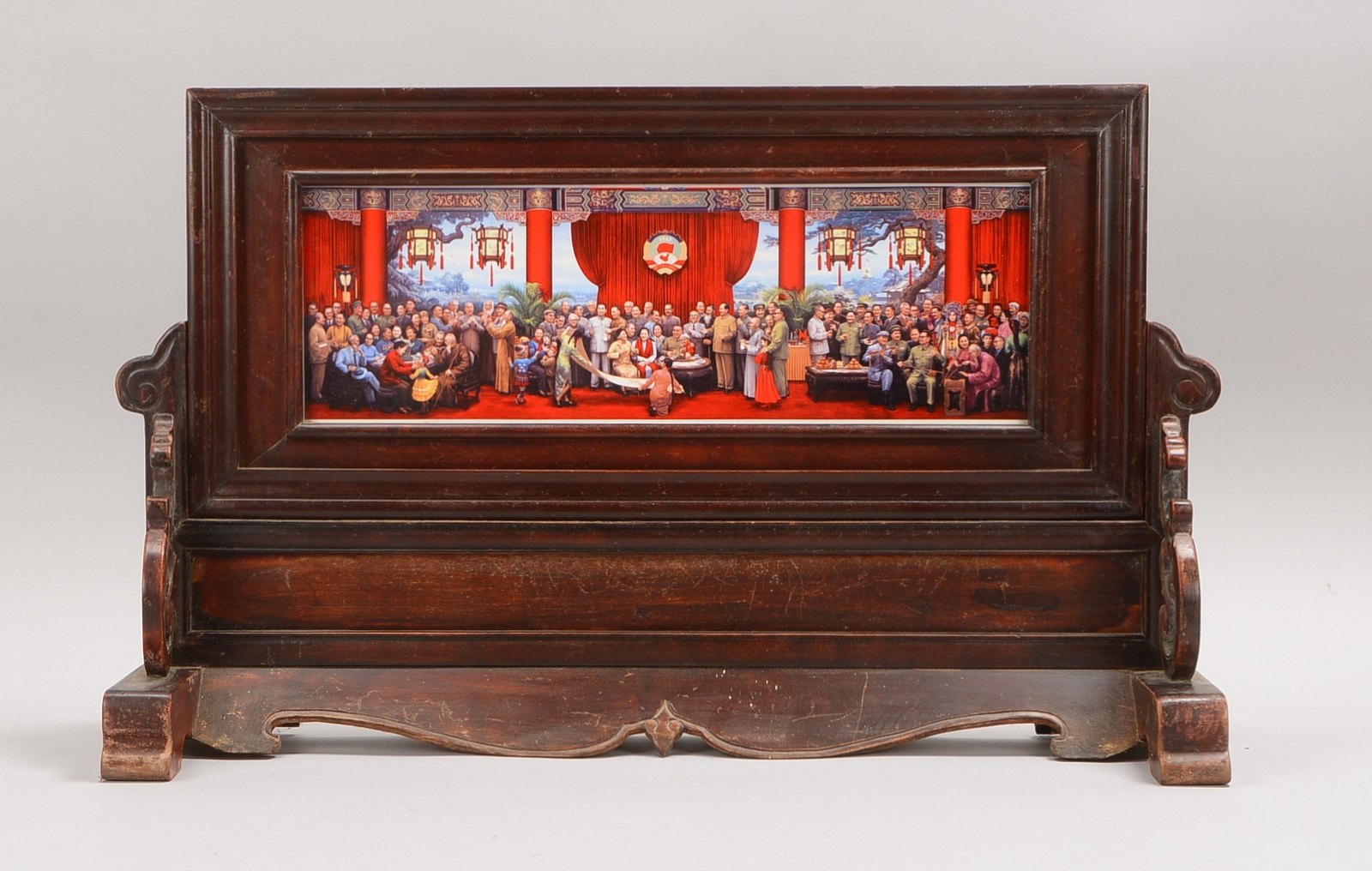Tischaufsteller, Rosenholz-Rahmen, 'Ausruf der VR China, 1949'; Maße 41 x 64 cm