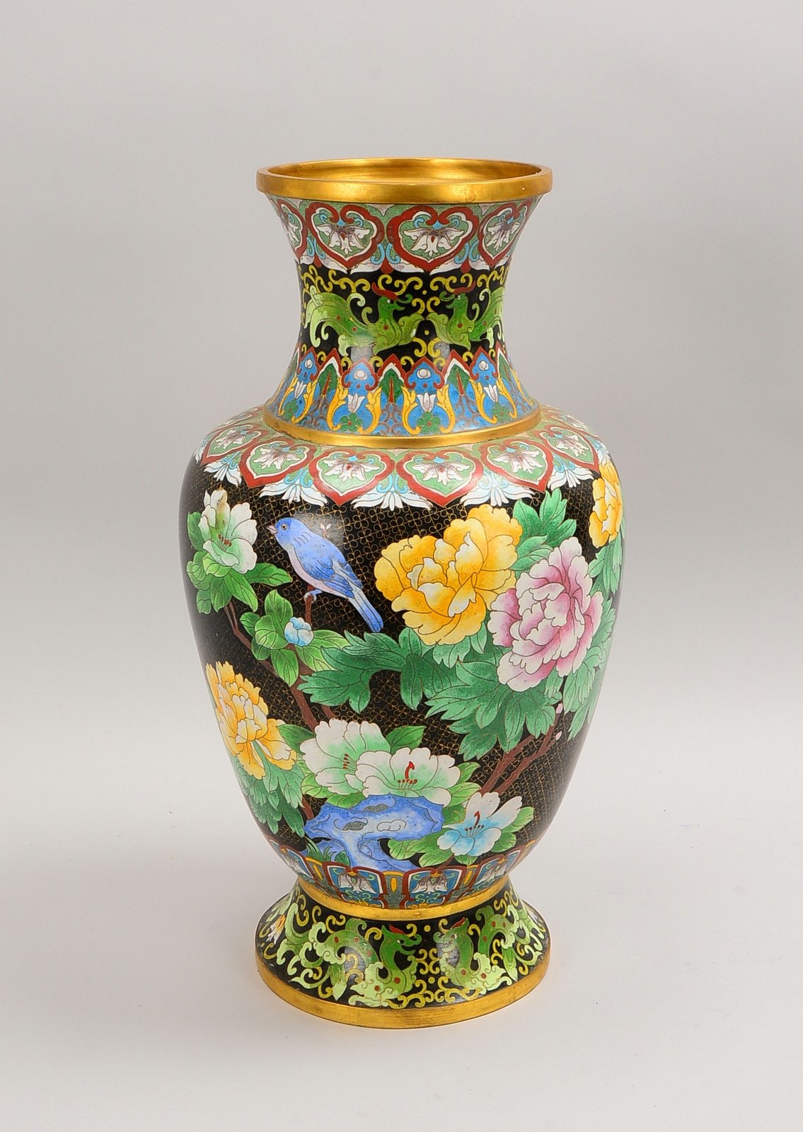 Gr. Cloisonné-Vase (China), ovoider Korpus, flor. Motive ('Chrisanthemen'); Höhe 52 cm