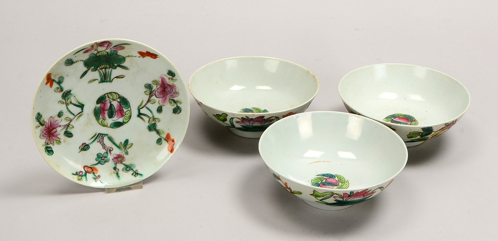 Tischporz.-Konvolut (China), polychr. flor. Dekor: 3x Schalen, Ø 16 cm; und 1 Teller, Ø 17 cm