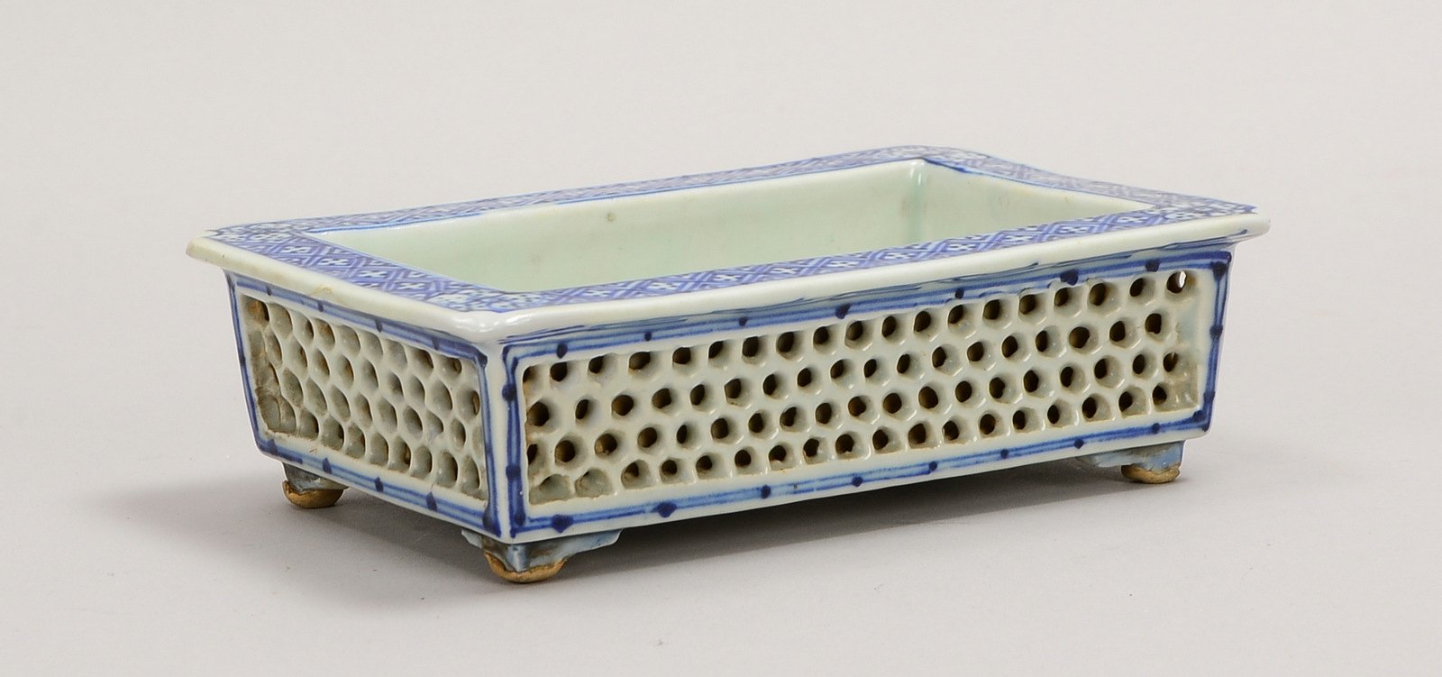 Porz.-Pinselschale (China), doppelwandig/partiell durchbr., teils bl. Unterglasurdekor
