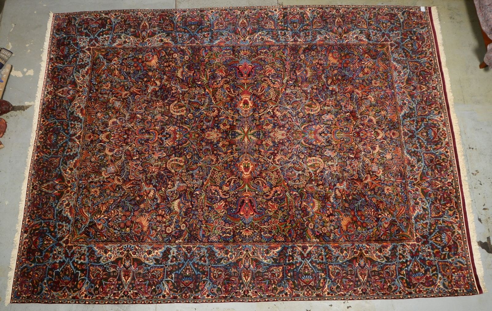 Kirman-Lavar, violetter Fond mit Blüten- und Rankenmotiven, ringsum komplett, guter Zust.