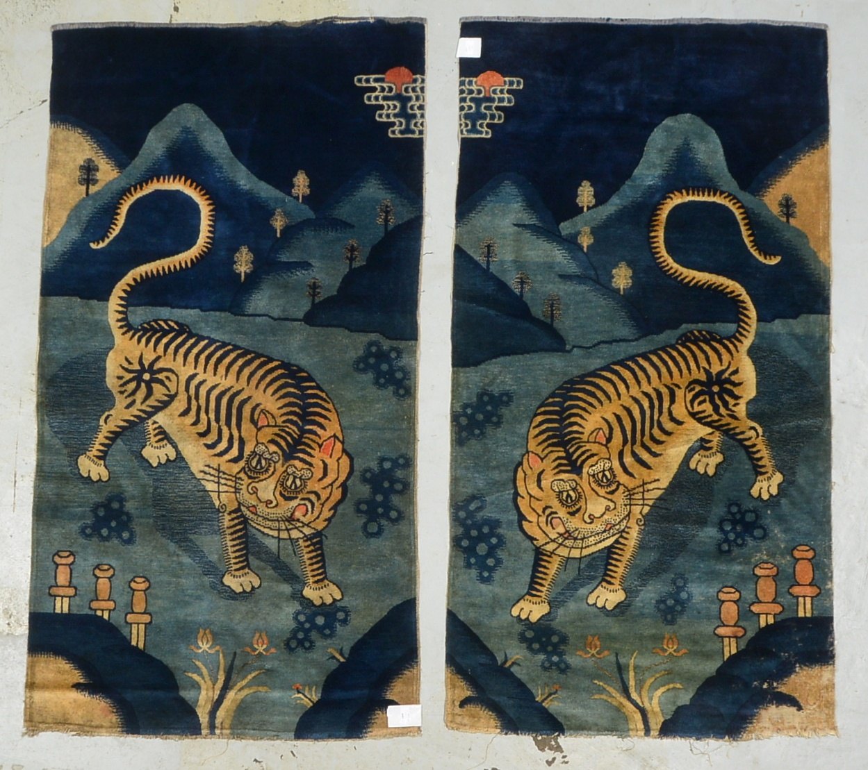 2 antike Pao Tao-'Tigerteppiche', Wolle auf Baumwolle, spiegelgleich; Maße je 180 x 95 cm