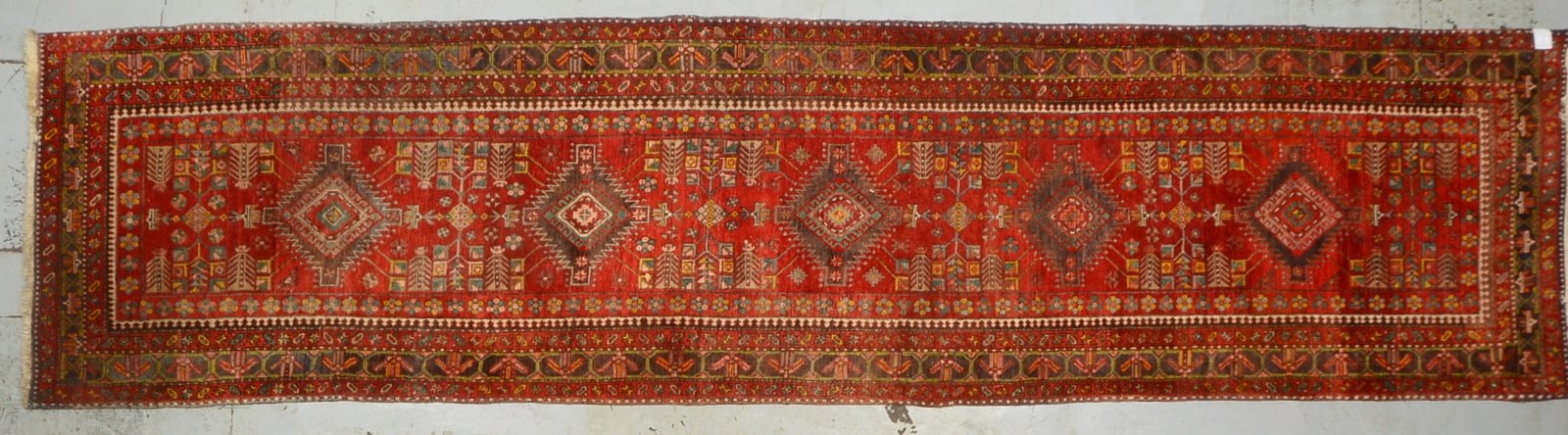 Garajeh-Galerie, feste Kn., verstärkte Kanten, hochflorig - guter Zust.; Maße 447 x 109 cm