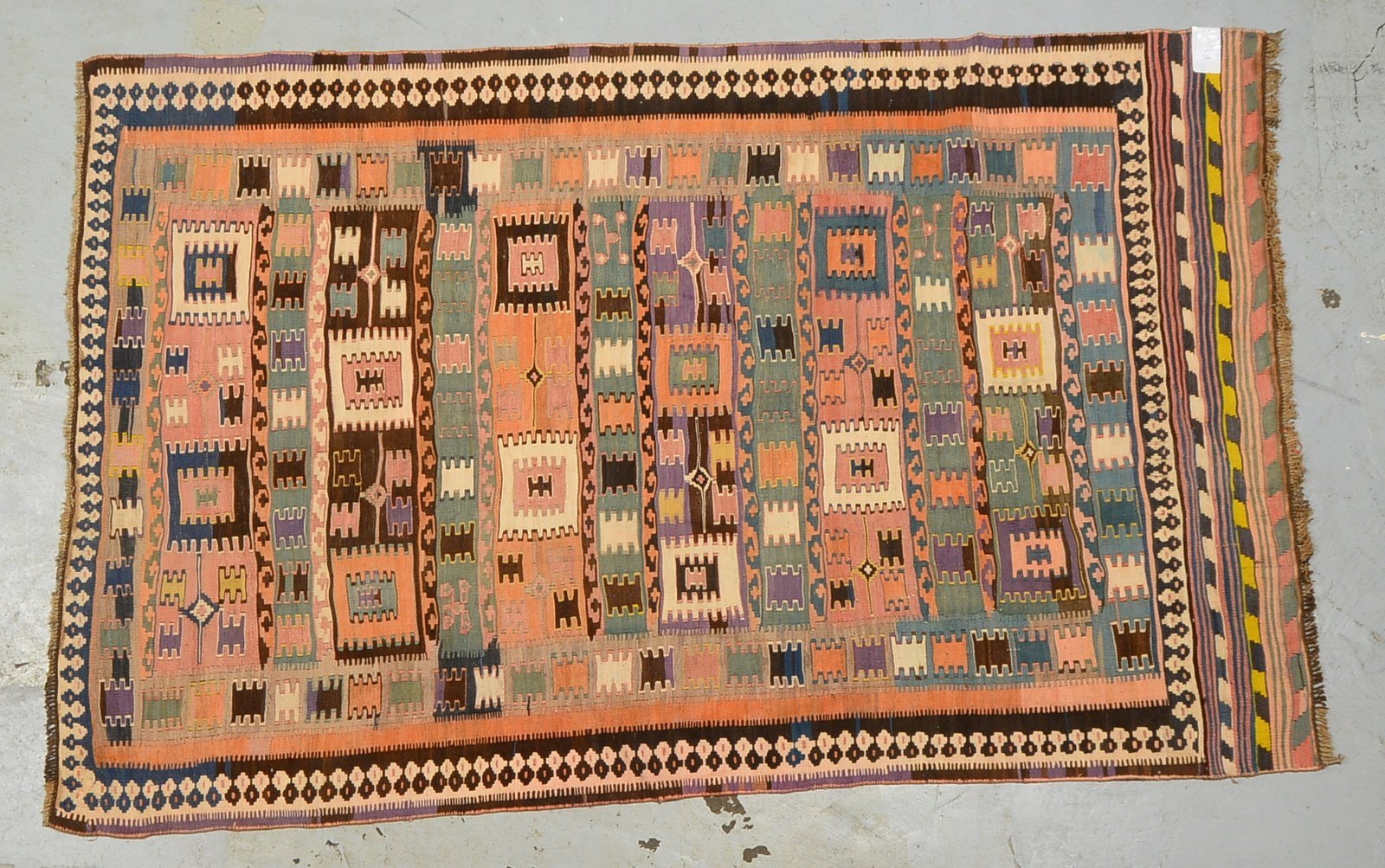 Kelim, in insgesamt guter Erhaltung; Maße 221 x 137 cm