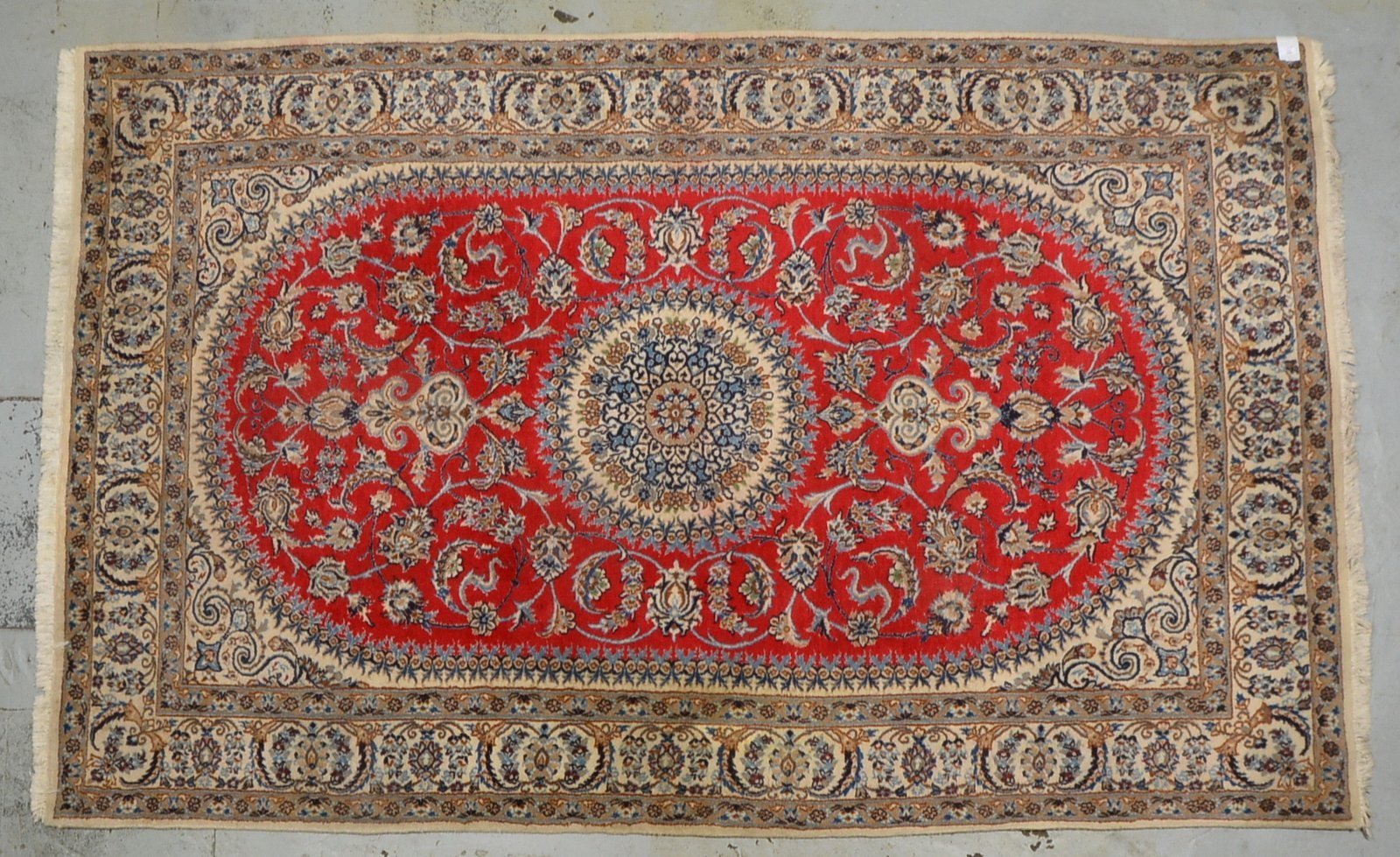 Nain, feste Knüpfung, dichter Flor - in insgesamt guter Zust.; Maße 305 x 191 cm