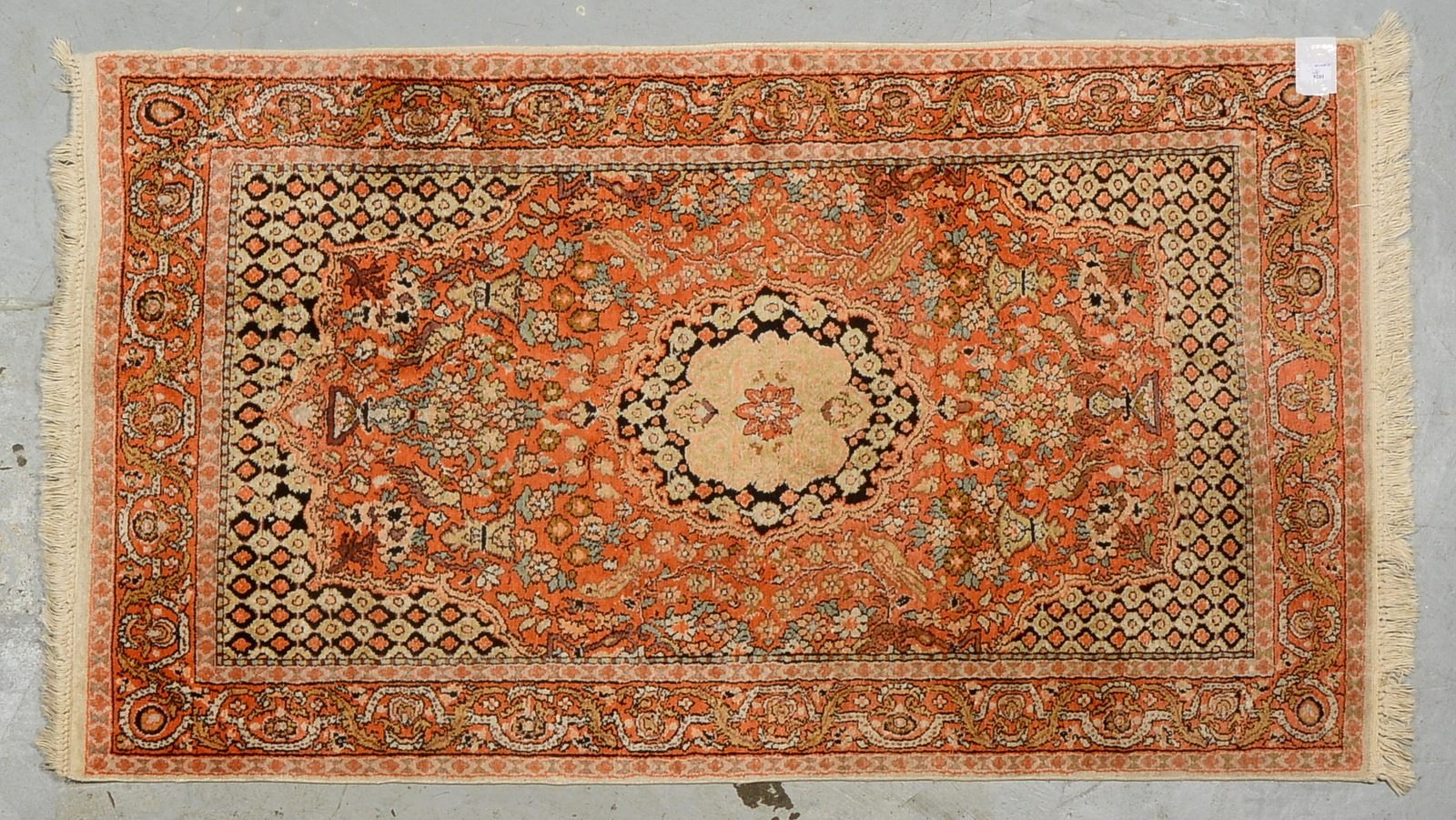 Kashmir-Seidenbrücke, mittelfeine bis feine Knüpfung, guter Zust.; Maße 163 x 93 cm