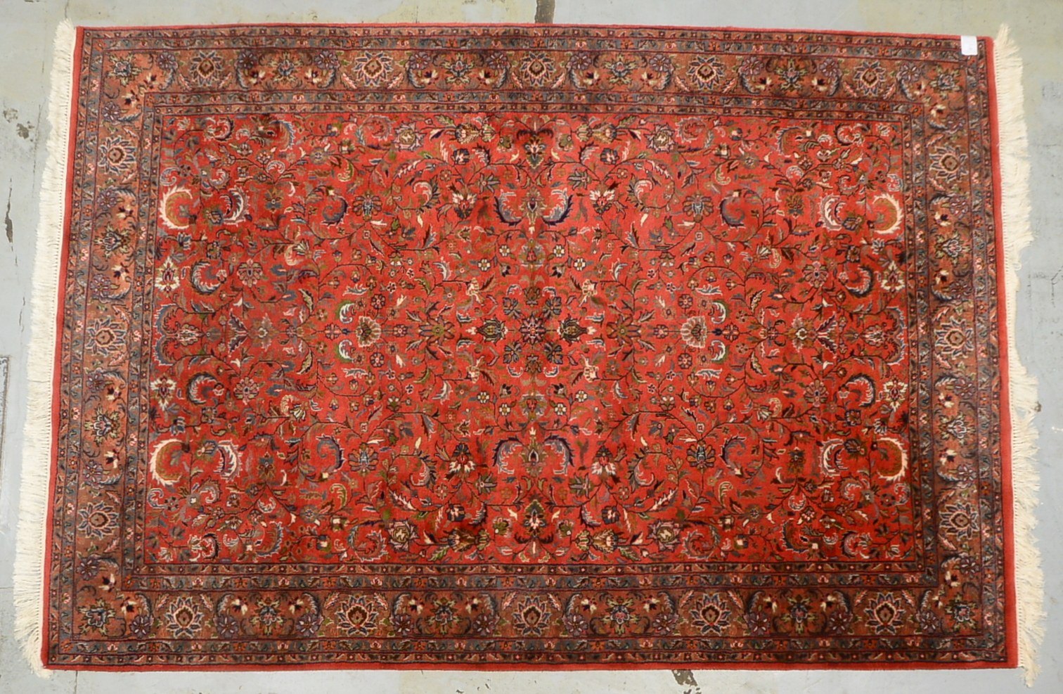 Isfahan (Indien), mittelfeine Knüpfung, hochflorig - guter Zust.; Maße 305 x 209 cm