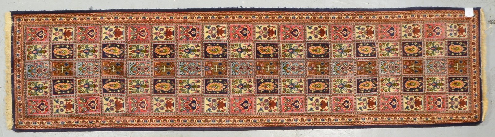 Orientgalerie (Iran), mittelfeine Kn., Feldermuster, hoher dichter Flor; Maße 298 x 76 cm