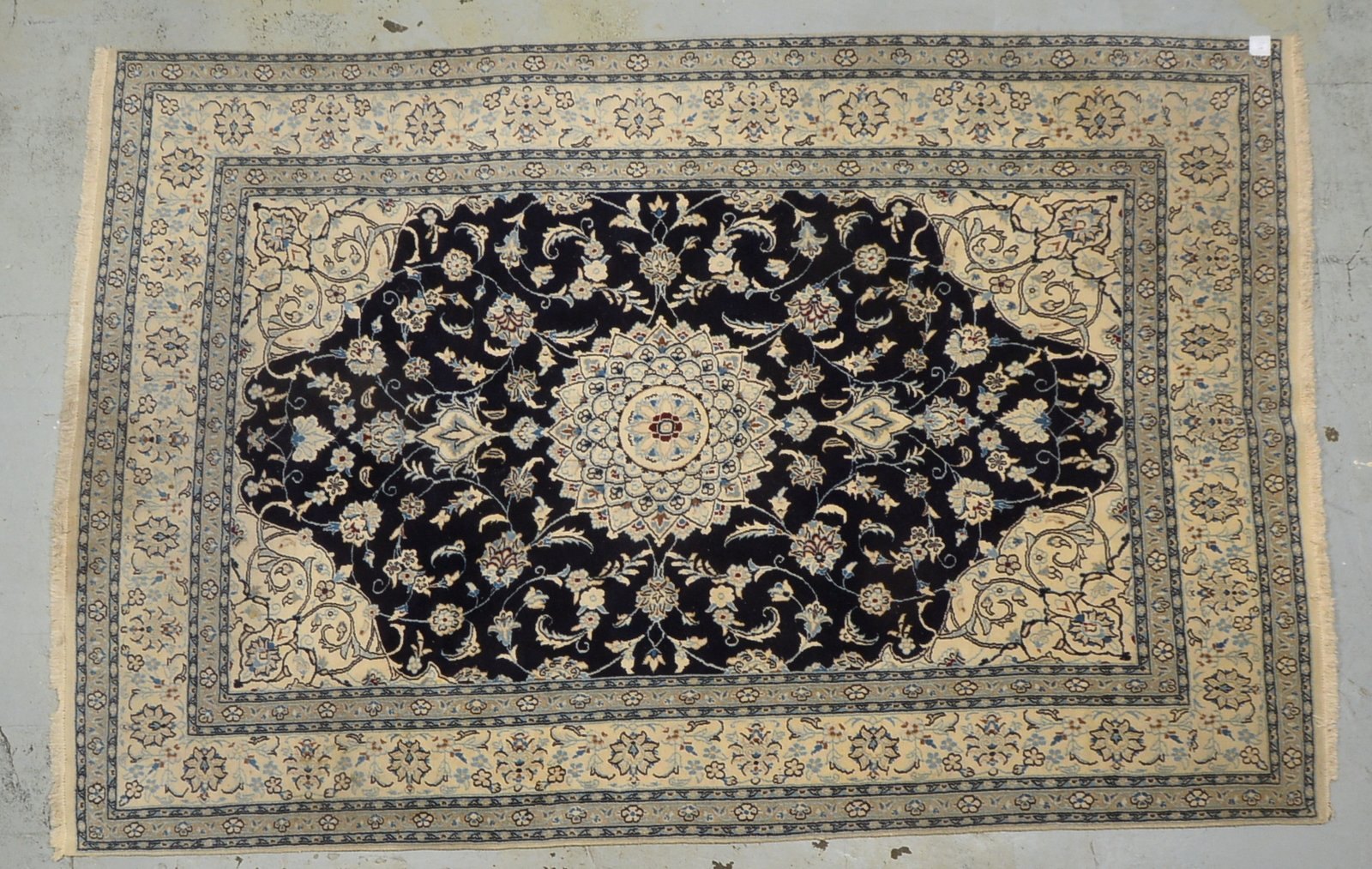 Nain, mittelfeine Knüpfung, gleichmäßiger Flor - guter Zust.; Maße 298 x 195 cm