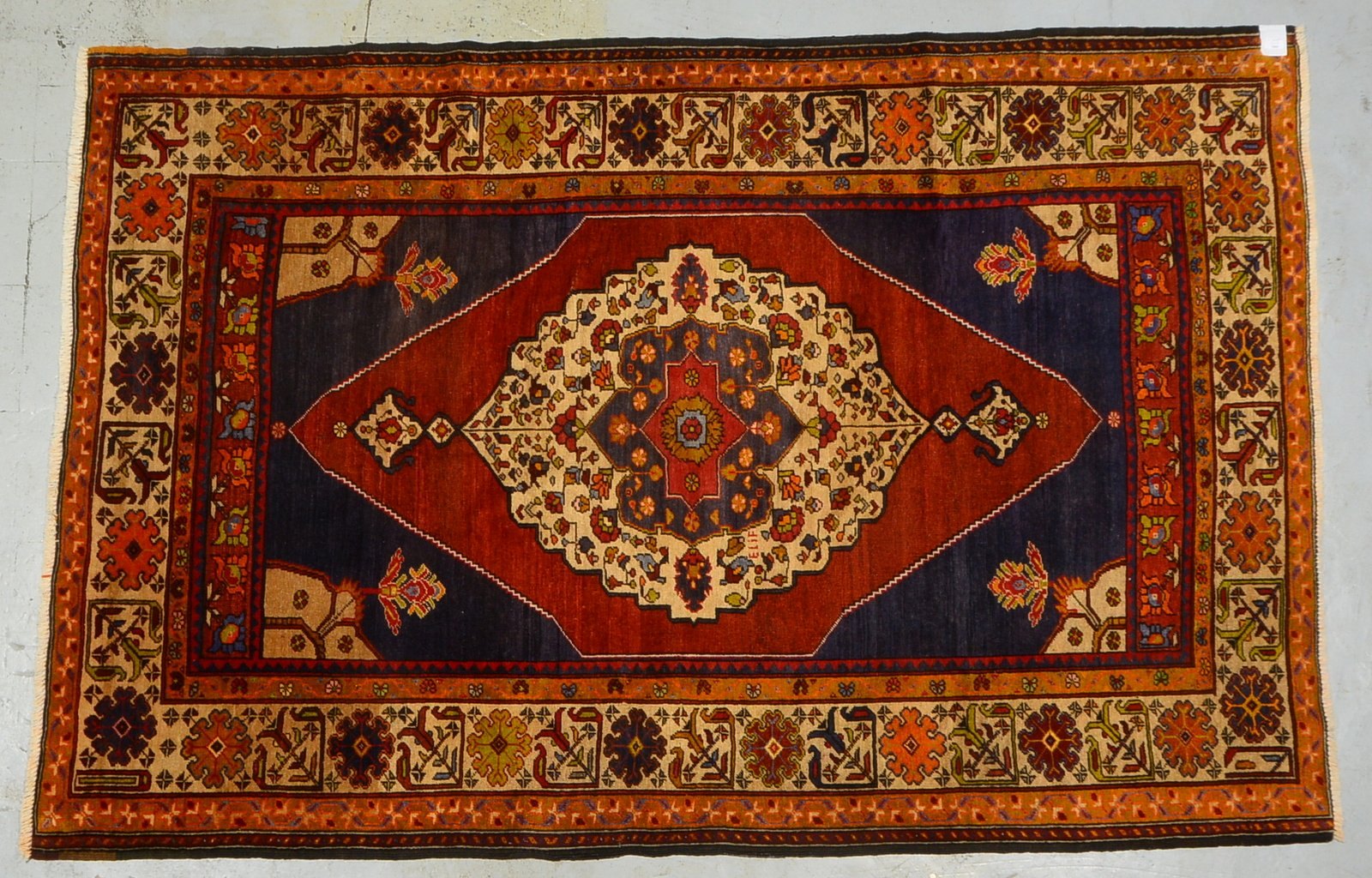 Schirwan, Pflanzenfarben, signiert 'Elif', Flor in insgesamt gutem Zustand; Maße 237 x 157 cm
