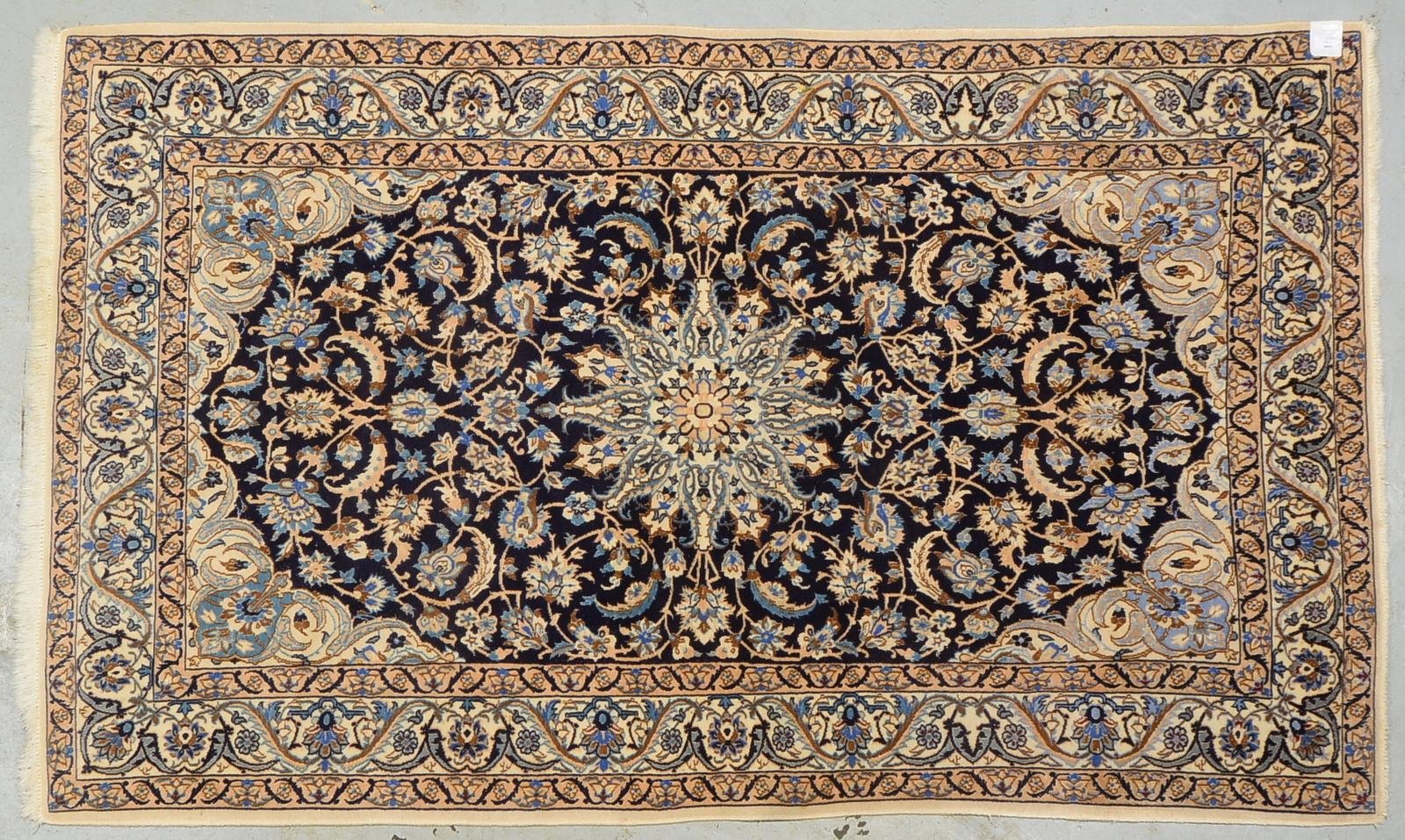 Nain, mittelfeine bis feine Kn., mit Seidenanteilen, guter Zust.; Maße 216 x 128 cm