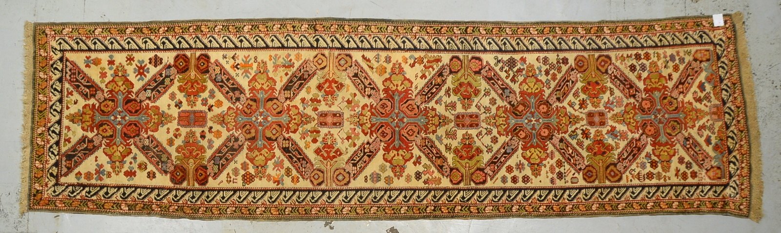 Kaukas. Galerie, antik, mittelfeine Kn., Pflanzenf., 'Laufender Hund'-Bordüre, guter Zust.