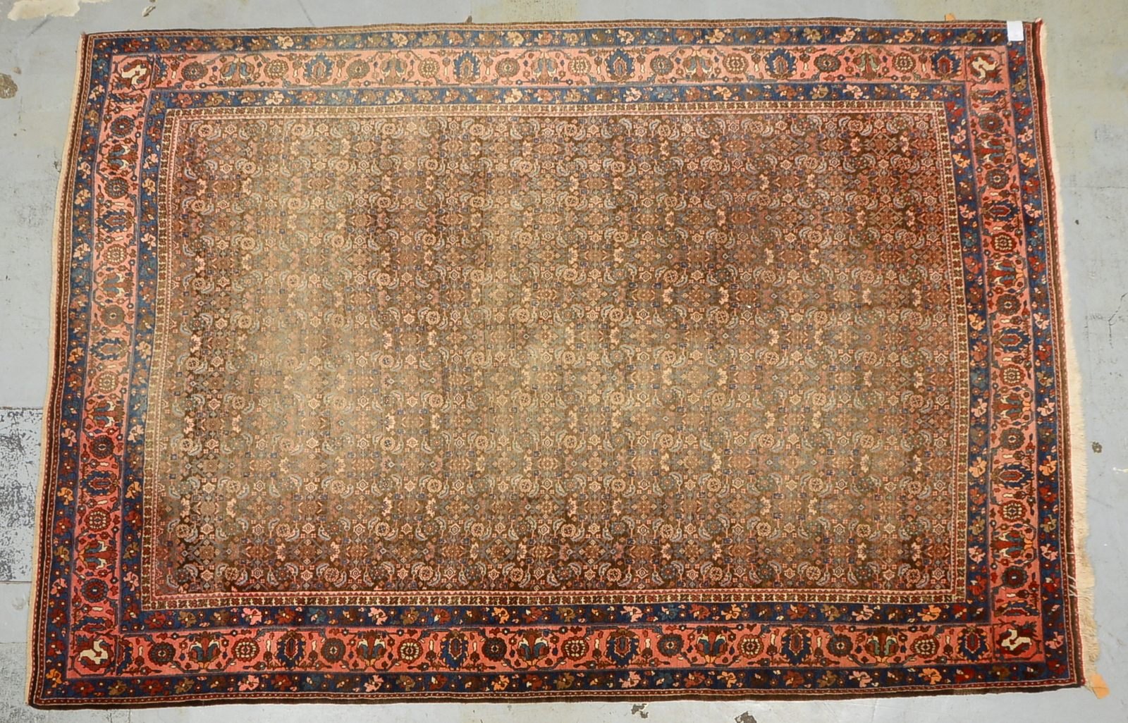 Bidjar, mittelfeine Knüpfung, hochflorig; Maße 330 x 225 cm (Flor stark geblichen)