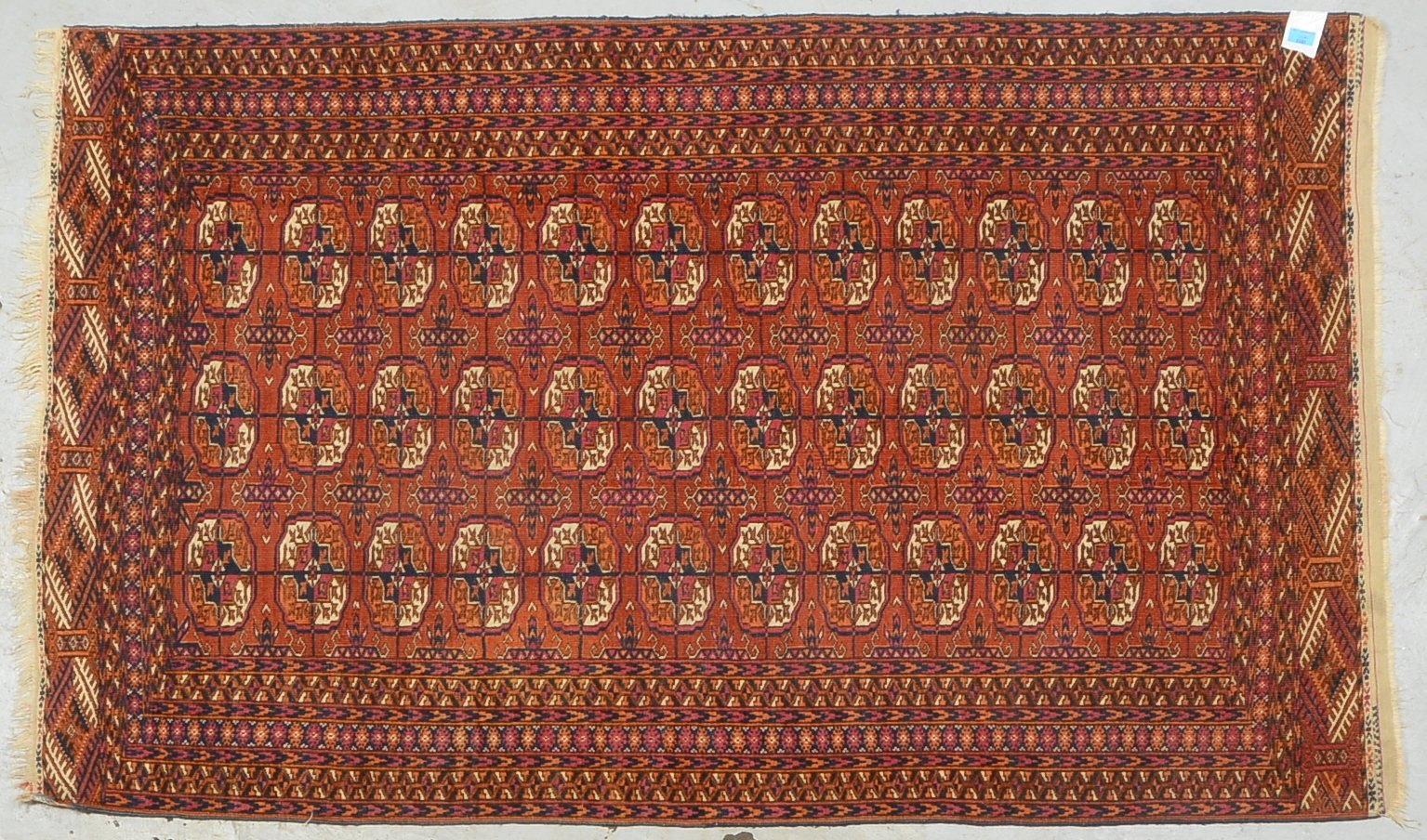 Tekke Bukhara, mittelfeine Knüpfung, mit 36 Güls, gleichmäßiger Flor - guter Zustand