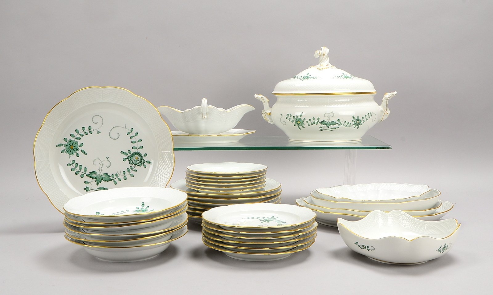Meissen, Speiseservice, 'Indisch Grün', für 6 Pers.: Terrine, Saucière, div. Tellersätze