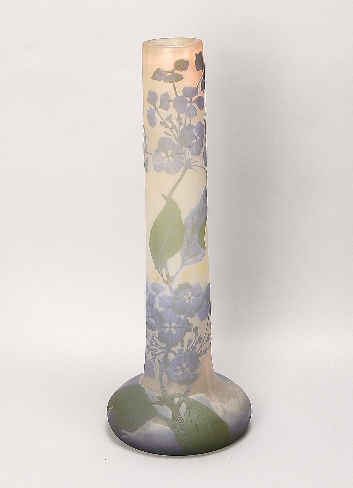 Gallé/Nancy, Langhals-Vase, Klarglas mit geätztem floralem Dekor; Höhe 43 cm
