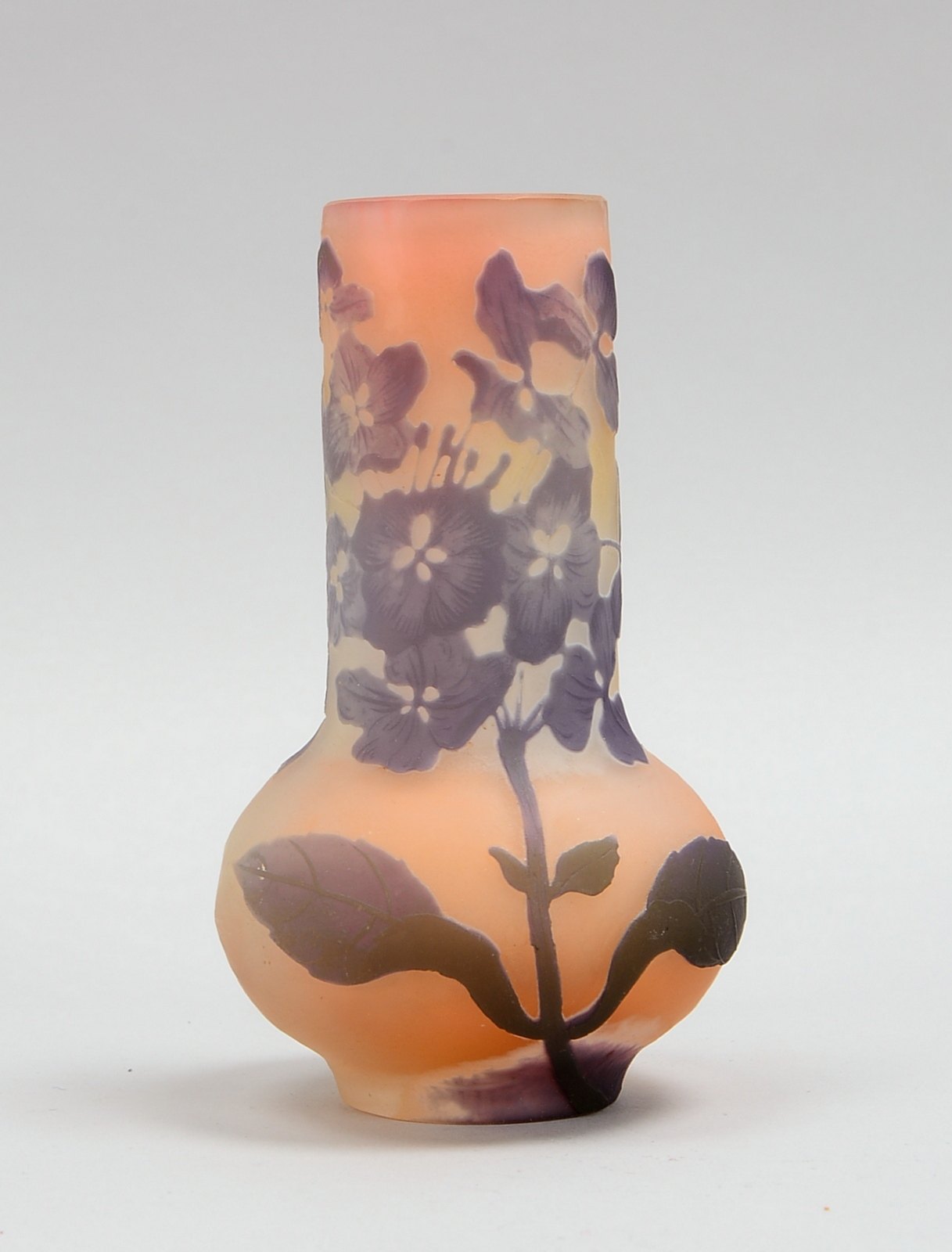 Gallé/Nancy, Langhals-Vase, Klarglas mit geätztem floralem Dekor; Höhe 15 cm