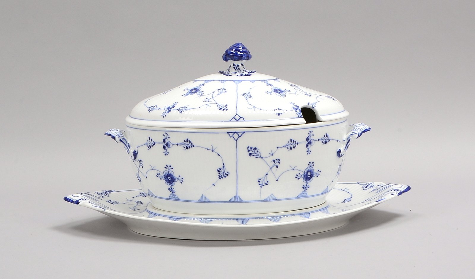 Royal Copenhagen, Deckelterrine mit UT, 'Musselmalet gerippt', 'Strohblume' in Blau