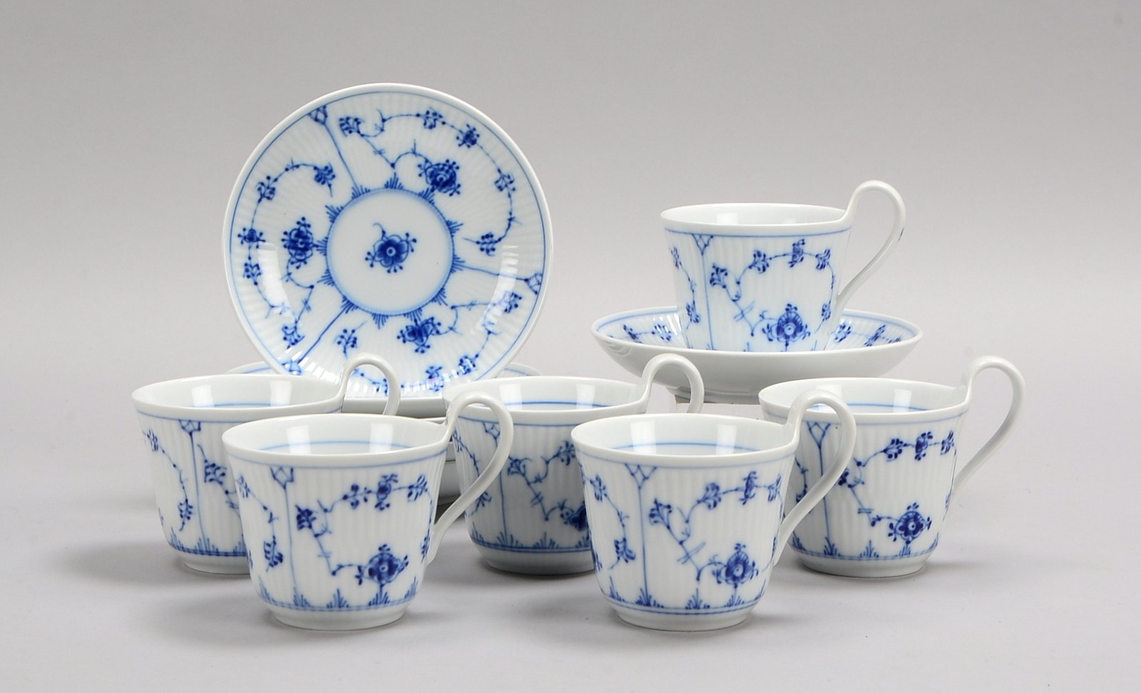 Royal Copenhagen, 6 Kaffee-/Kakaotassen mit UT, 'Musselmalet', 'Strohblume' in Blau