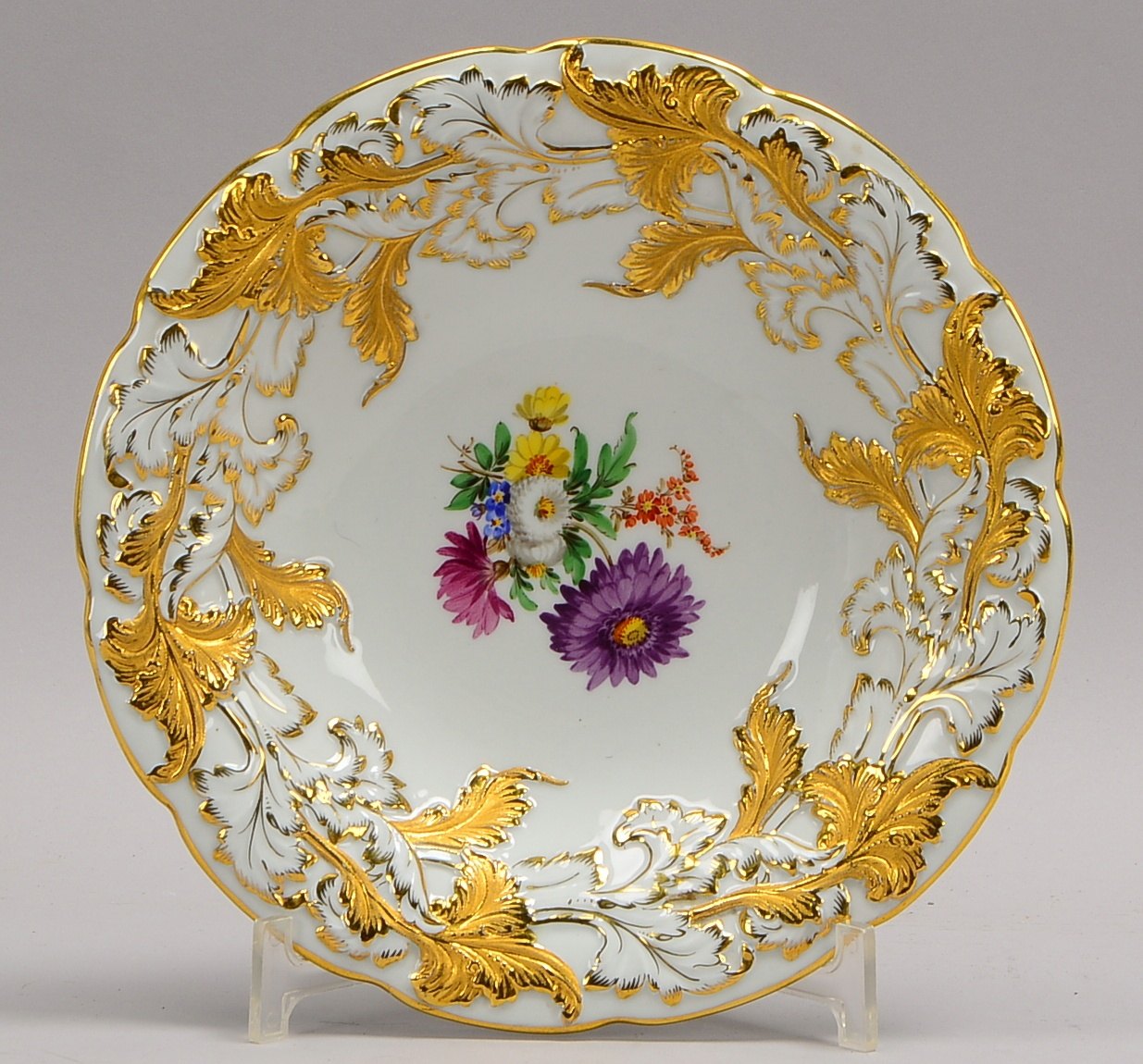 Meissen-Prunkschale, Spiegel mit 'Blumenbouquet', Blatt-Reliefdekor/partiell verg.