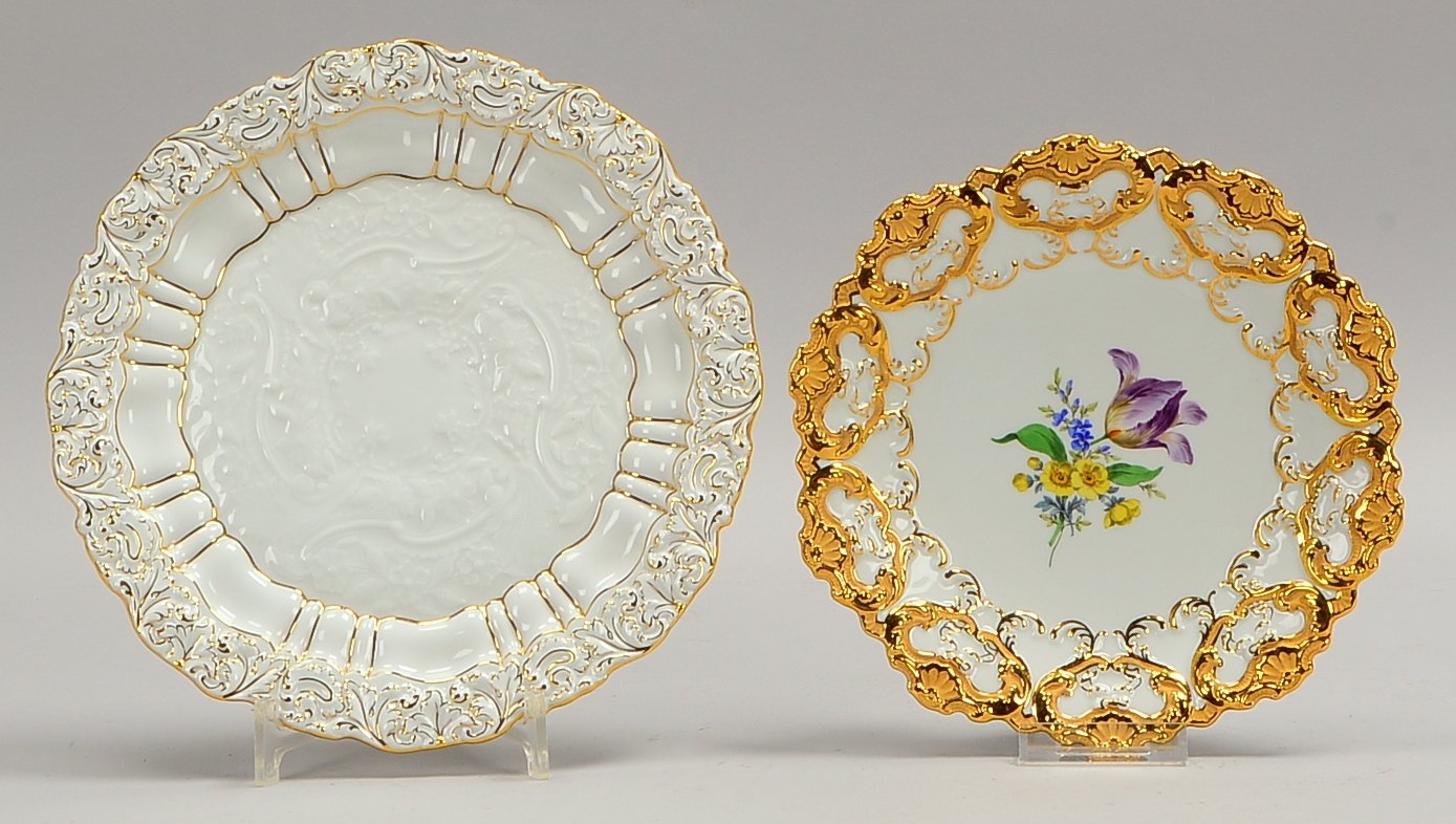 2 Meissen-Prunkteller, jeweils partiell vergoldet: 1x florales Dekor, 1x Reliefdekor