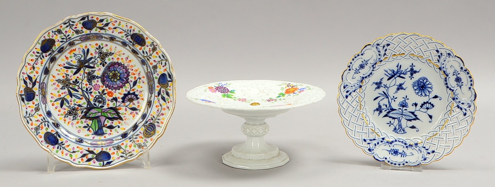 3 Meissen-Teile: Tischaufsatz, Ø 22 cm; und 2 Teller, Zwiebelmuster, Ø 20 cm/Ø 24 cm