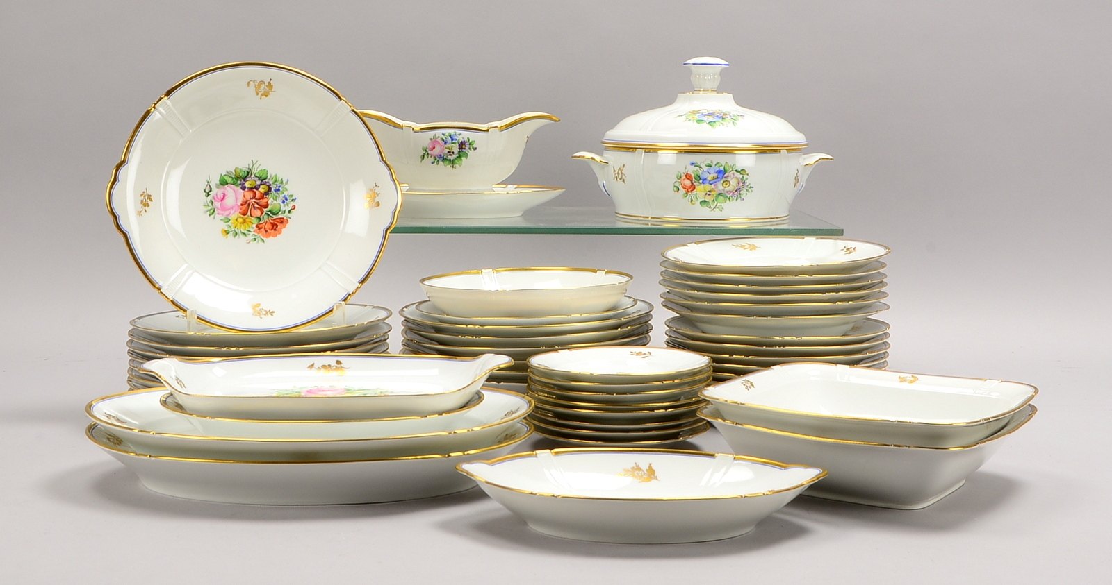 Bing & Grøndahl, Speiseservice, mit Blumendekor und Goldrand, div. Servierteile