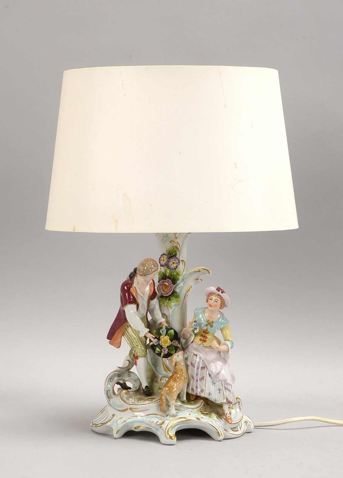 Sitzendorf-Tischleuchter, 1-fl., 'Galantes Paar mit Lamm', auf Sockel, elektr.; Höhe 44 cm