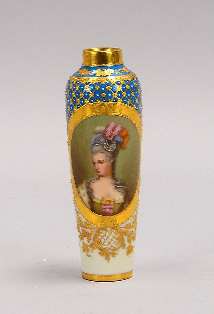 Richard Klemm, Porz.-Vase, 'Rokoko-Damenportrait', goldstaffiert; Höhe 14 cm